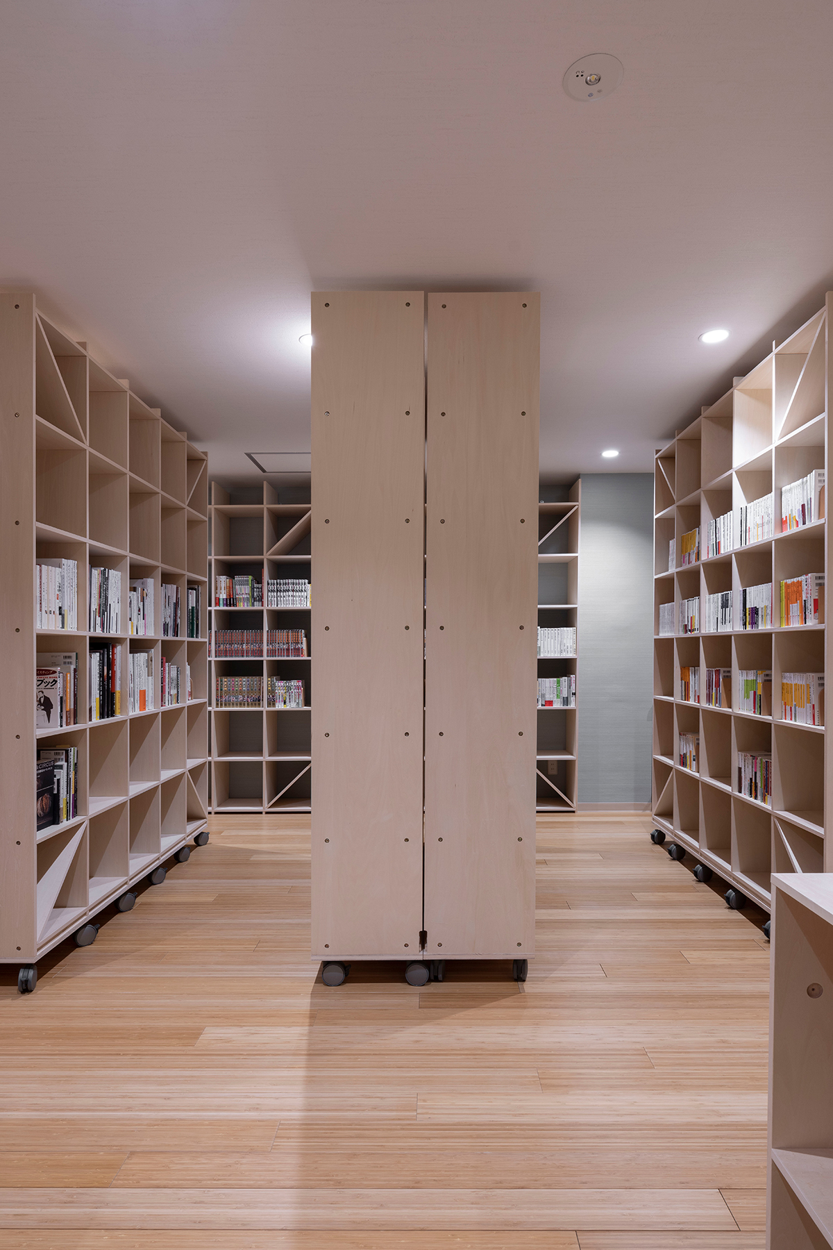 移動式本棚をオフィスの書架スペースに採用している事例
