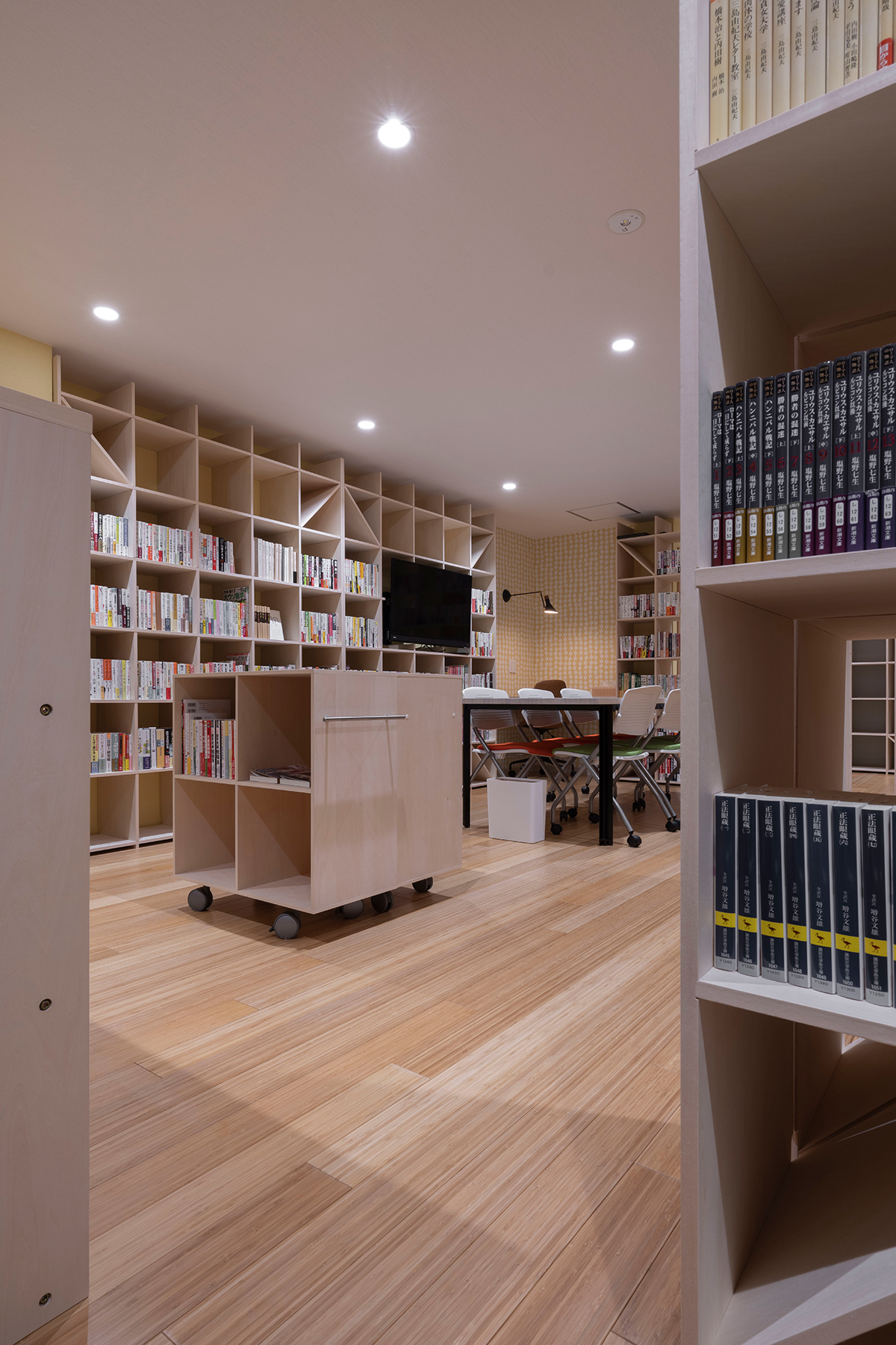 移動式本棚の導入事例② 移動式本棚をオフィスの書架スペースに採用