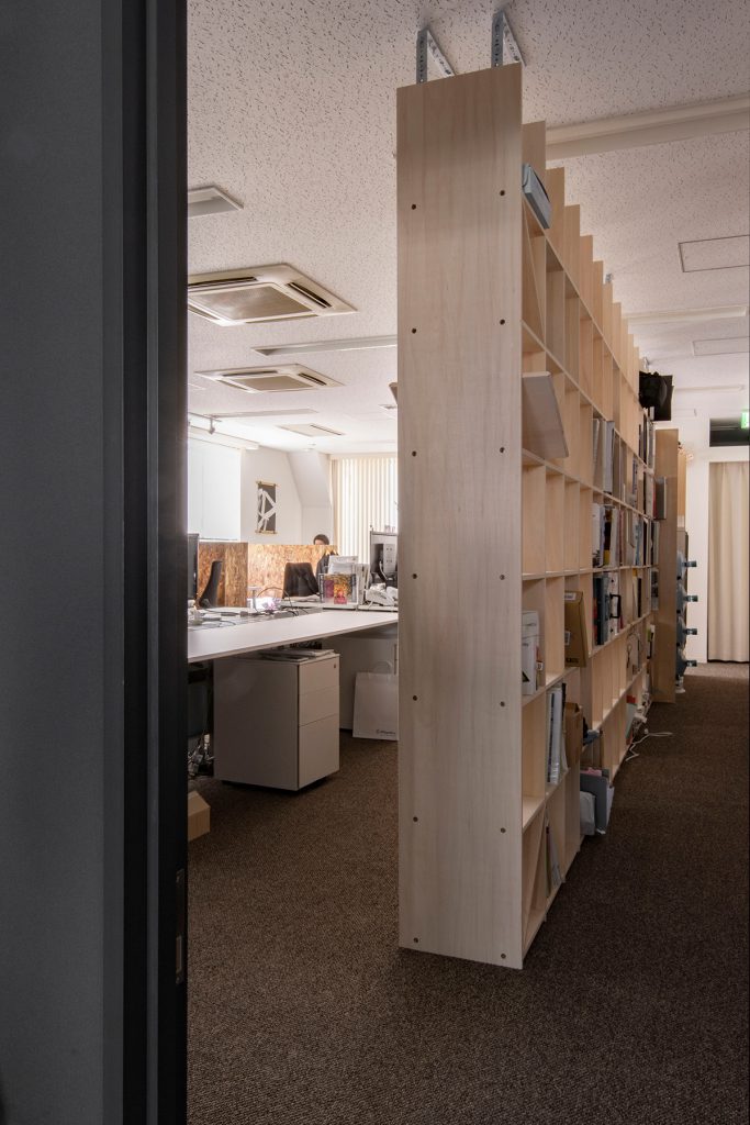 デザインオフィスの間仕切りとして本棚を使用　軽天下地への固定
