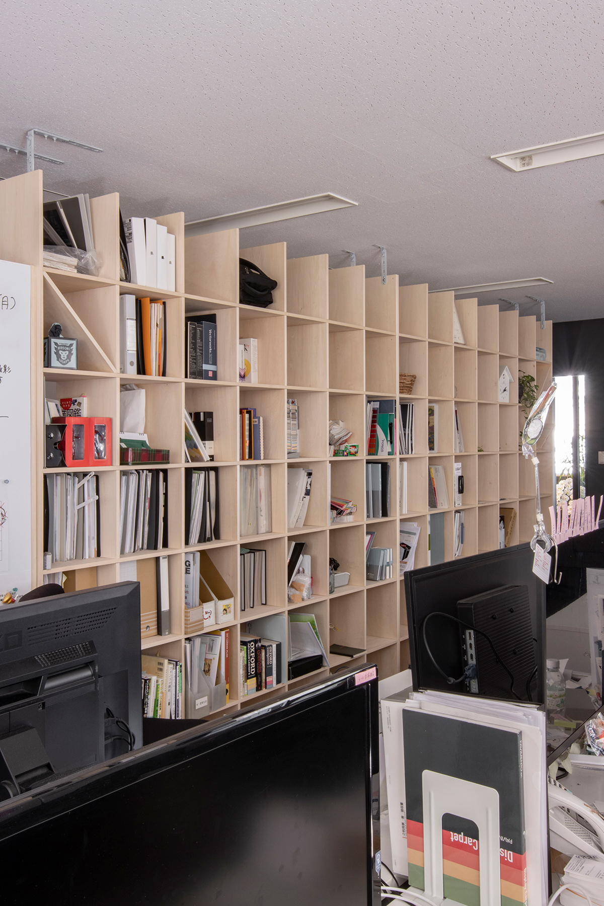 デザインオフィスの間仕切り兼用本棚 壁一面の本棚 奥行350mm Shelf マルゲリータ使用事例