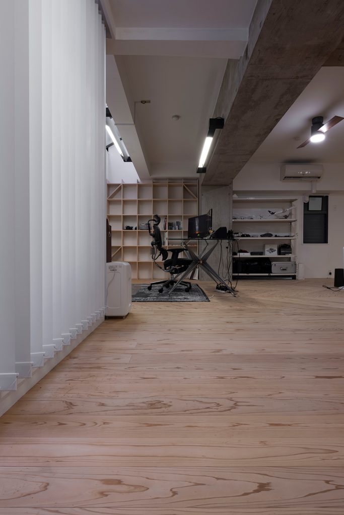 クリエイティブ×テクノロジーの新しいオフィスに | 壁一面の本棚 奥行250mm / Shelf (No.70)  | マルゲリータ使用例 シンプル おしゃれ 部屋 インテリア レイアウト