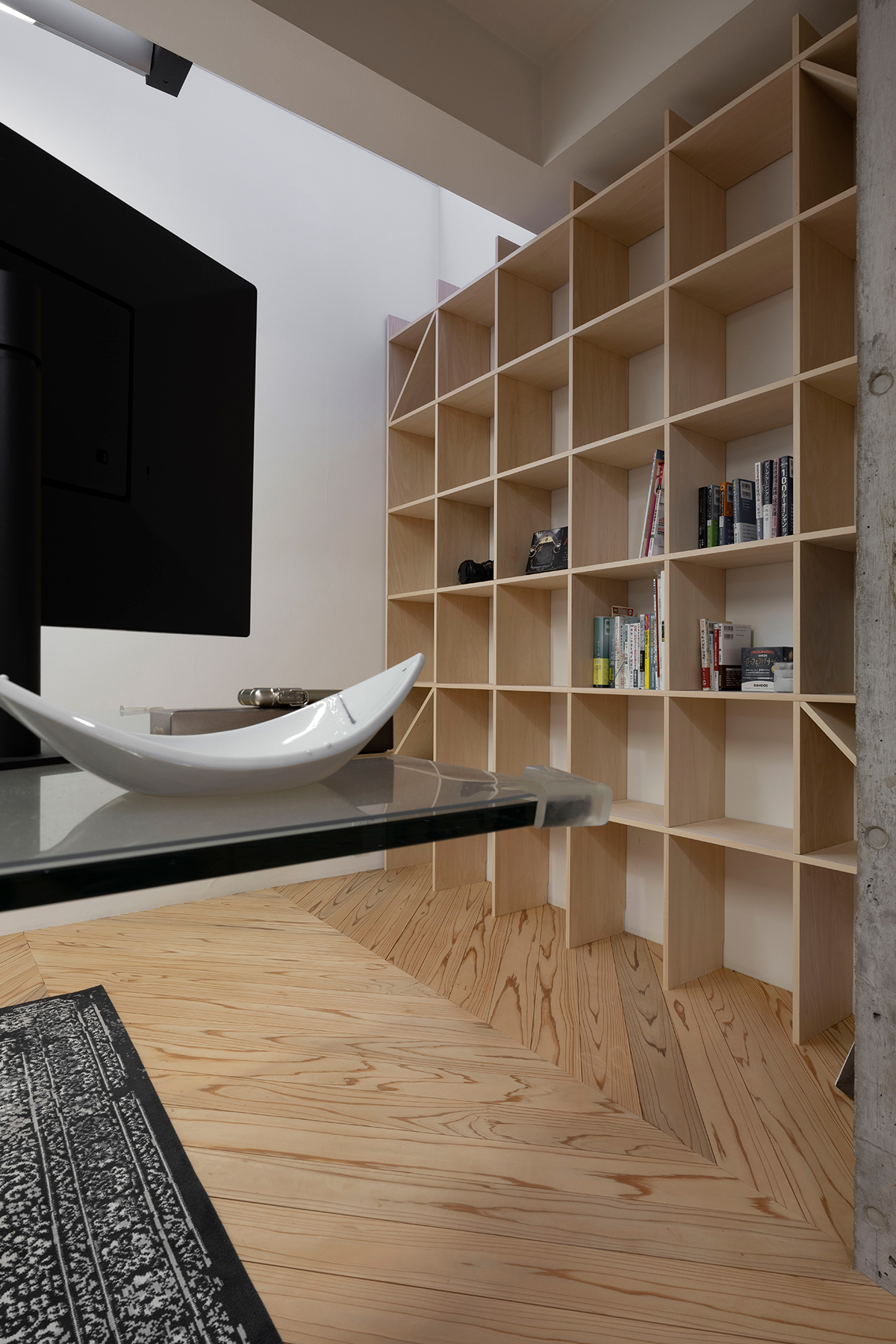 クリエイティブ×テクノロジーの新しいオフィスに | 壁一面の本棚 奥行250mm / Shelf (No.70) | マルゲリータ使用例 シンプル おしゃれ 部屋 インテリア レイアウト