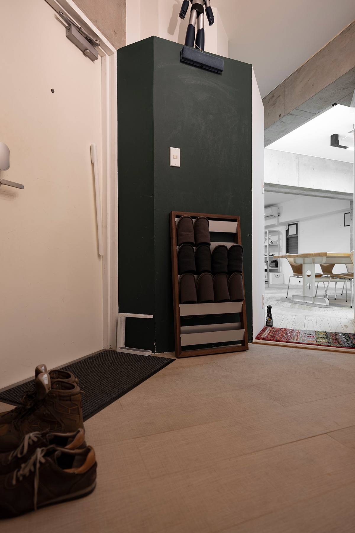 クリエイティブ×テクノロジーの新しいオフィスに | 壁一面の本棚 奥行250mm / Shelf (No.70) | マルゲリータ使用例 シンプル おしゃれ 部屋 インテリア レイアウト