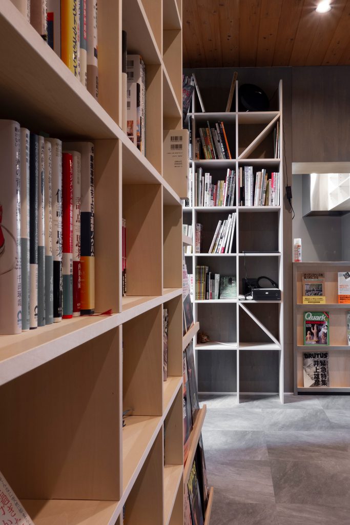 Jaja'sプロジェクト「私設図書館」- 壁一面の本棚