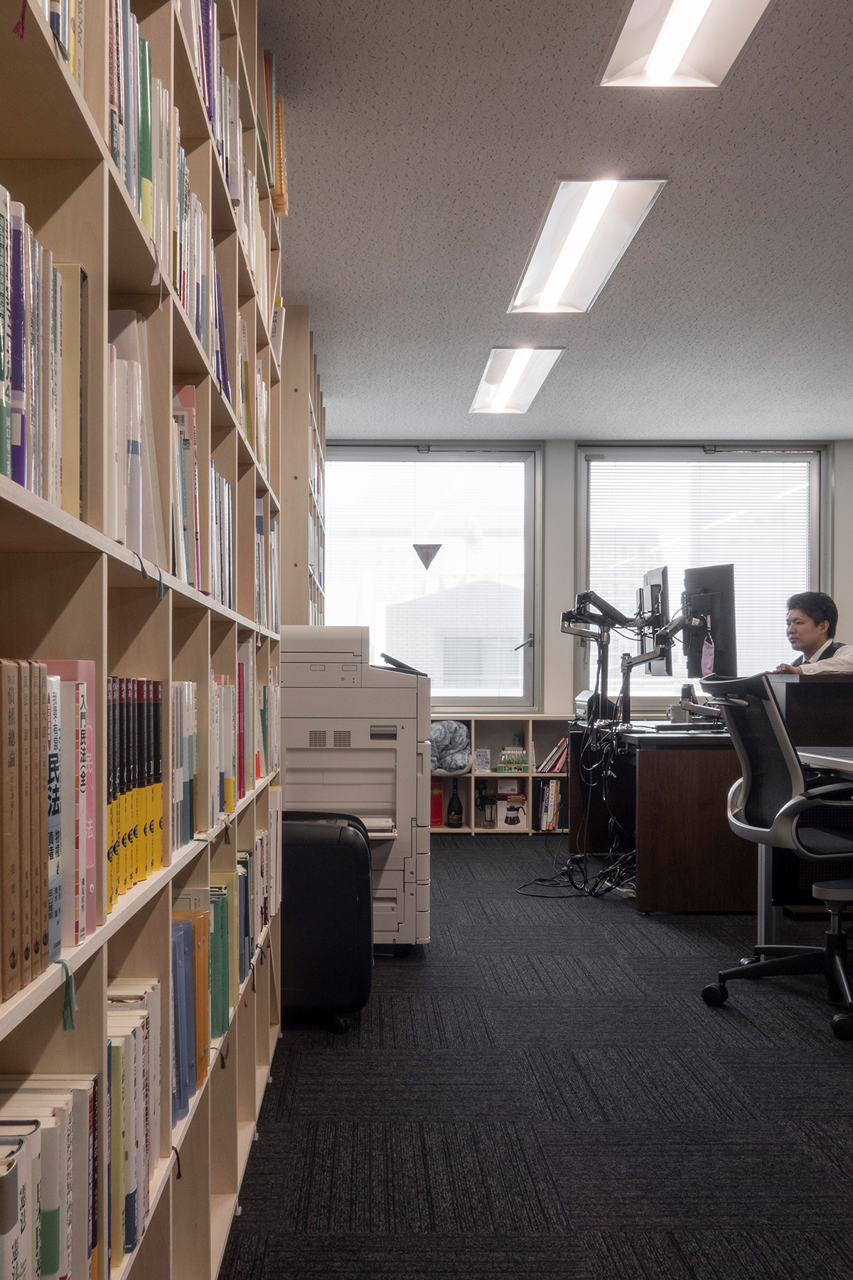 法律事務所の執務室・相談室に - その1 | 壁一面の本棚 奥行350mm / Shelf (No.102) | マルゲリータ使用例 シンプル おしゃれ 部屋 インテリア レイアウト