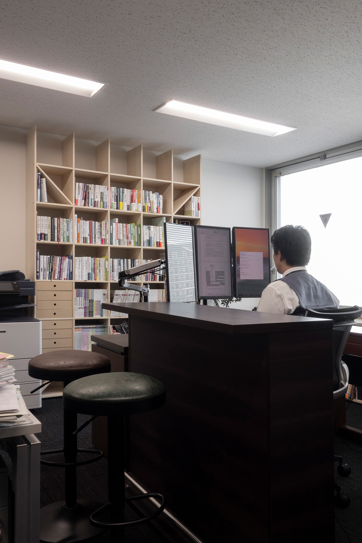 法律事務所の執務室・相談室に - その1 | 壁一面の本棚 奥行350mm / Shelf (No.102) | マルゲリータ使用例 シンプル おしゃれ 部屋 インテリア レイアウト