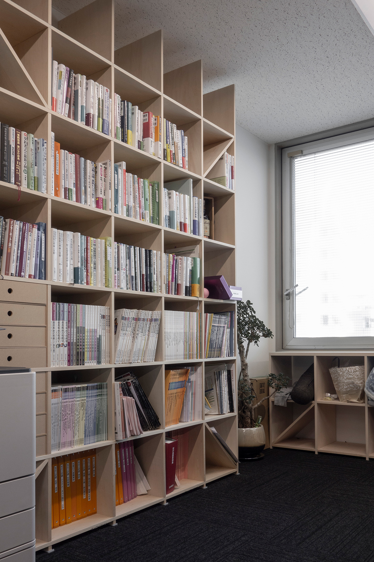 法律事務所の執務室・相談室に - その1 | 壁一面の本棚 奥行350mm / Shelf (No.102) | マルゲリータ使用例 シンプル おしゃれ 部屋 インテリア レイアウト