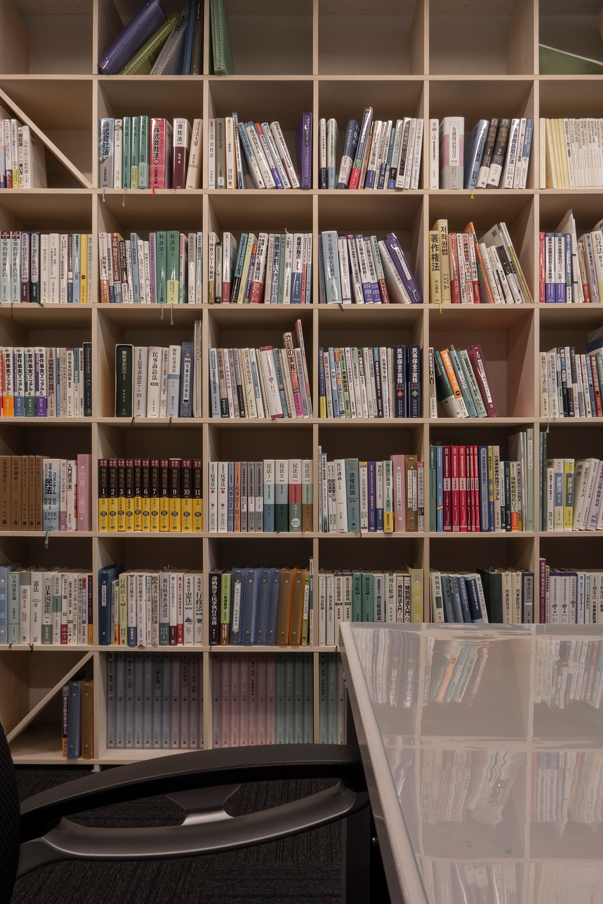 法律事務所の執務室・相談室に - その1 | 壁一面の本棚 奥行350mm / Shelf (No.102) | マルゲリータ使用例 シンプル おしゃれ 部屋 インテリア レイアウト