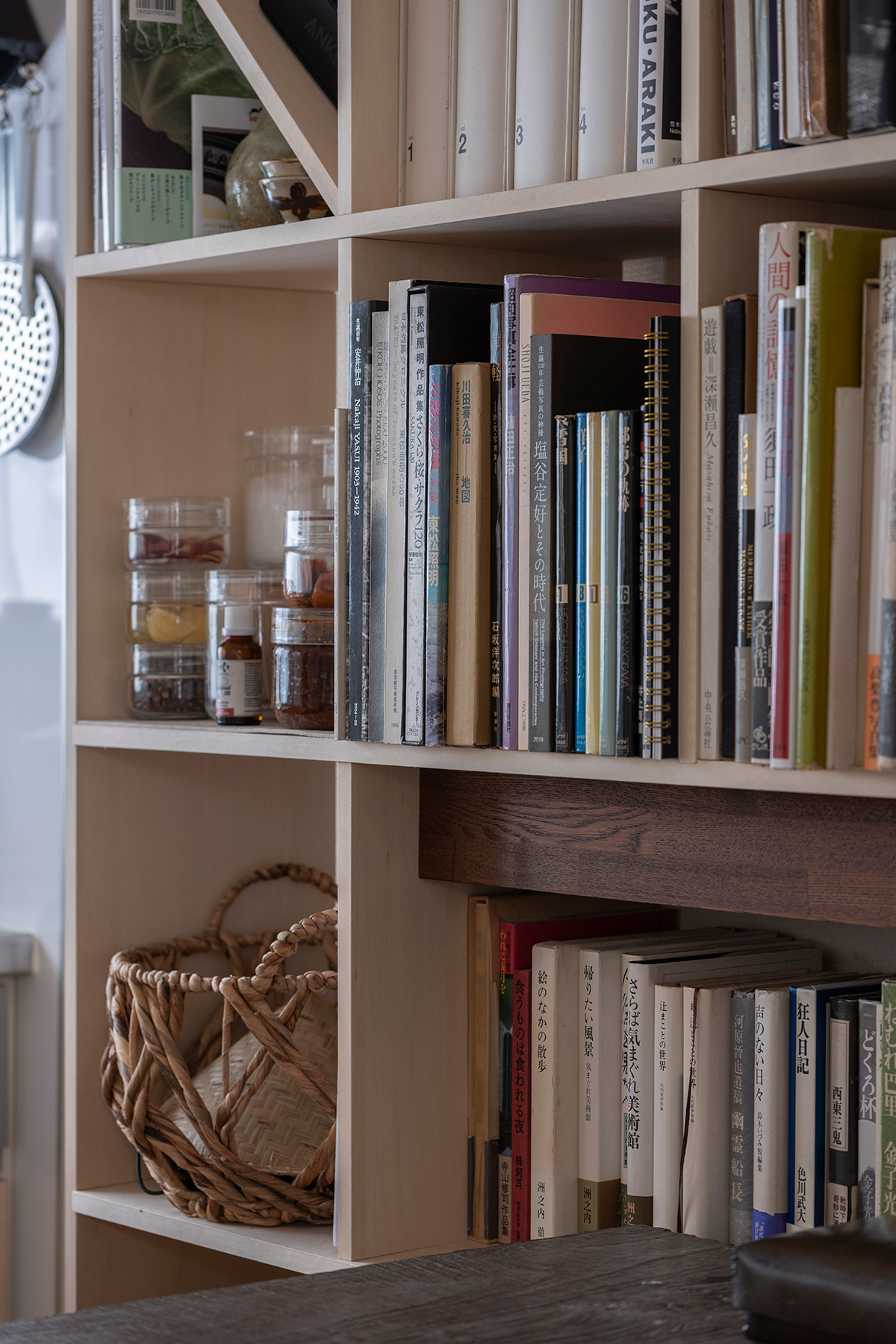漆と金継ぎと「共直し」を主軸とした修復専門家のアトリエに | 開口部のある本棚 / Shelf (No.09) | マルゲリータ使用例 シンプル おしゃれ 部屋 インテリア レイアウト