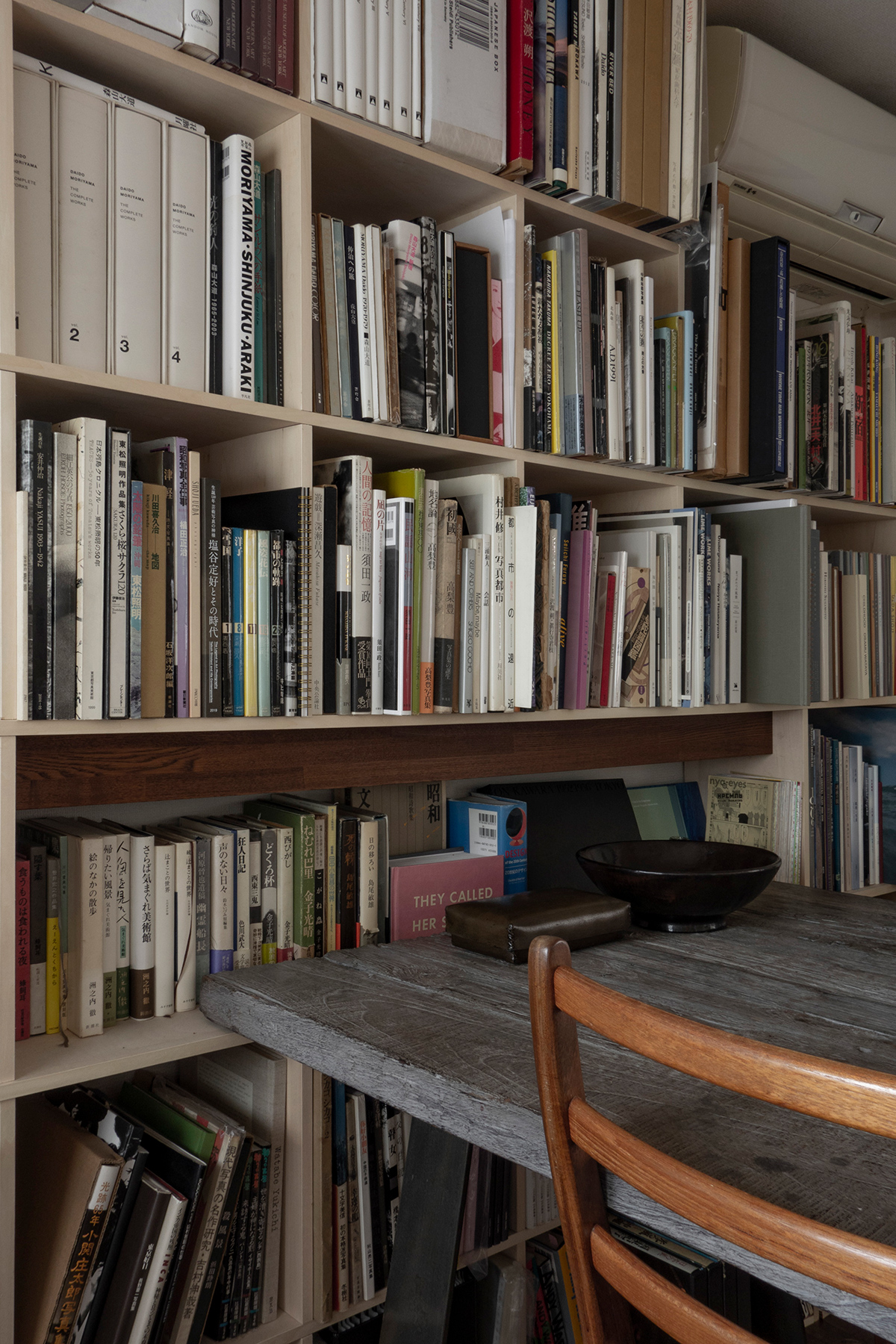漆と金継ぎと「共直し」を主軸とした修復専門家のアトリエに | 開口部のある本棚 / Shelf (No.09) | マルゲリータ使用例 シンプル おしゃれ 部屋 インテリア レイアウト