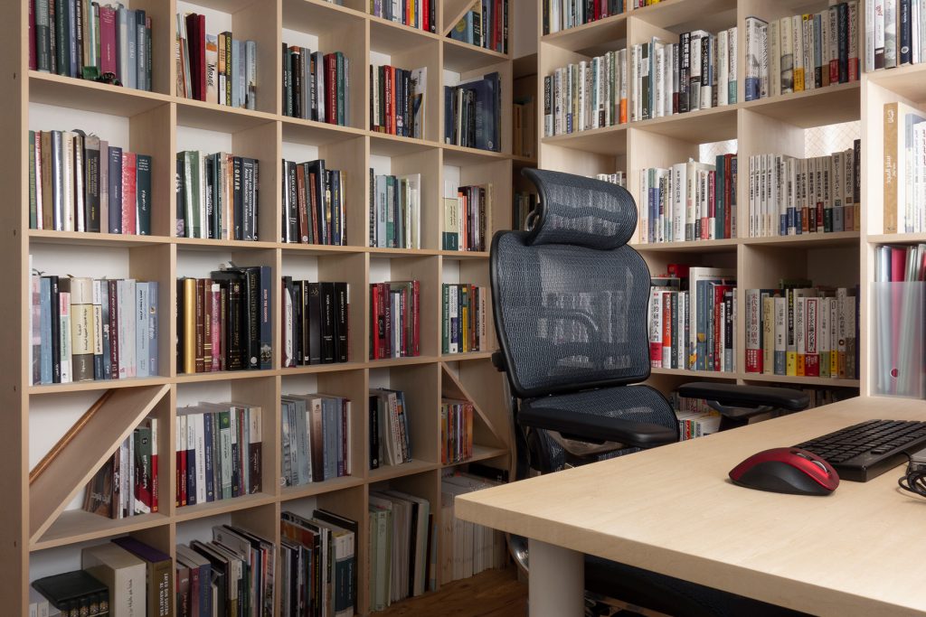 おしゃれな本棚実例：壁3面が本棚の書斎