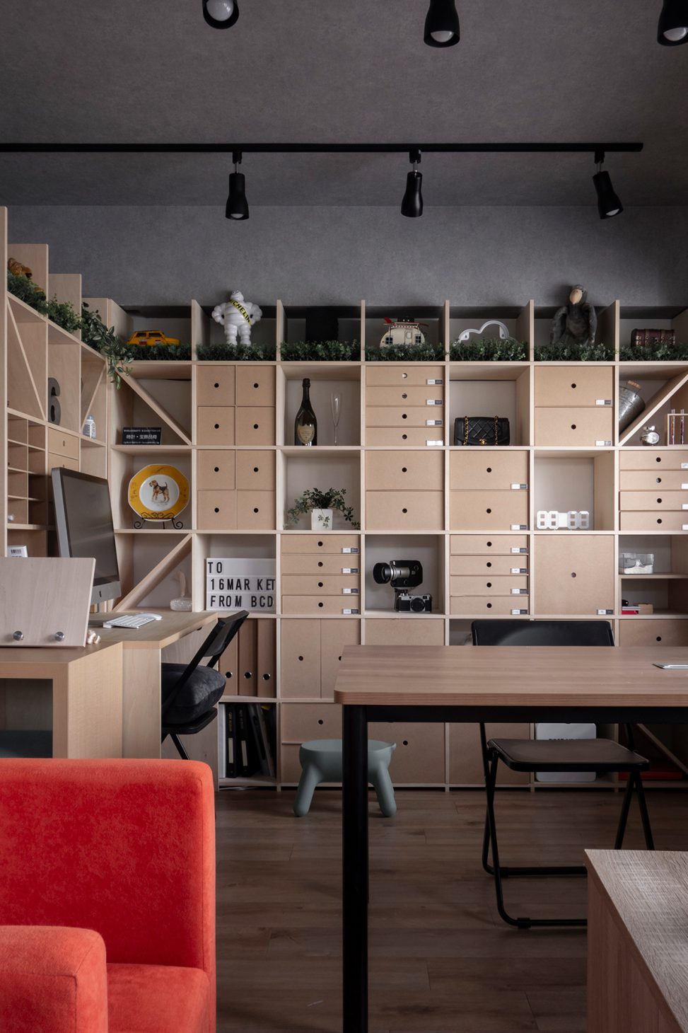 オフィスのおすすめ収納⑦『Shelf 壁一面の本棚』