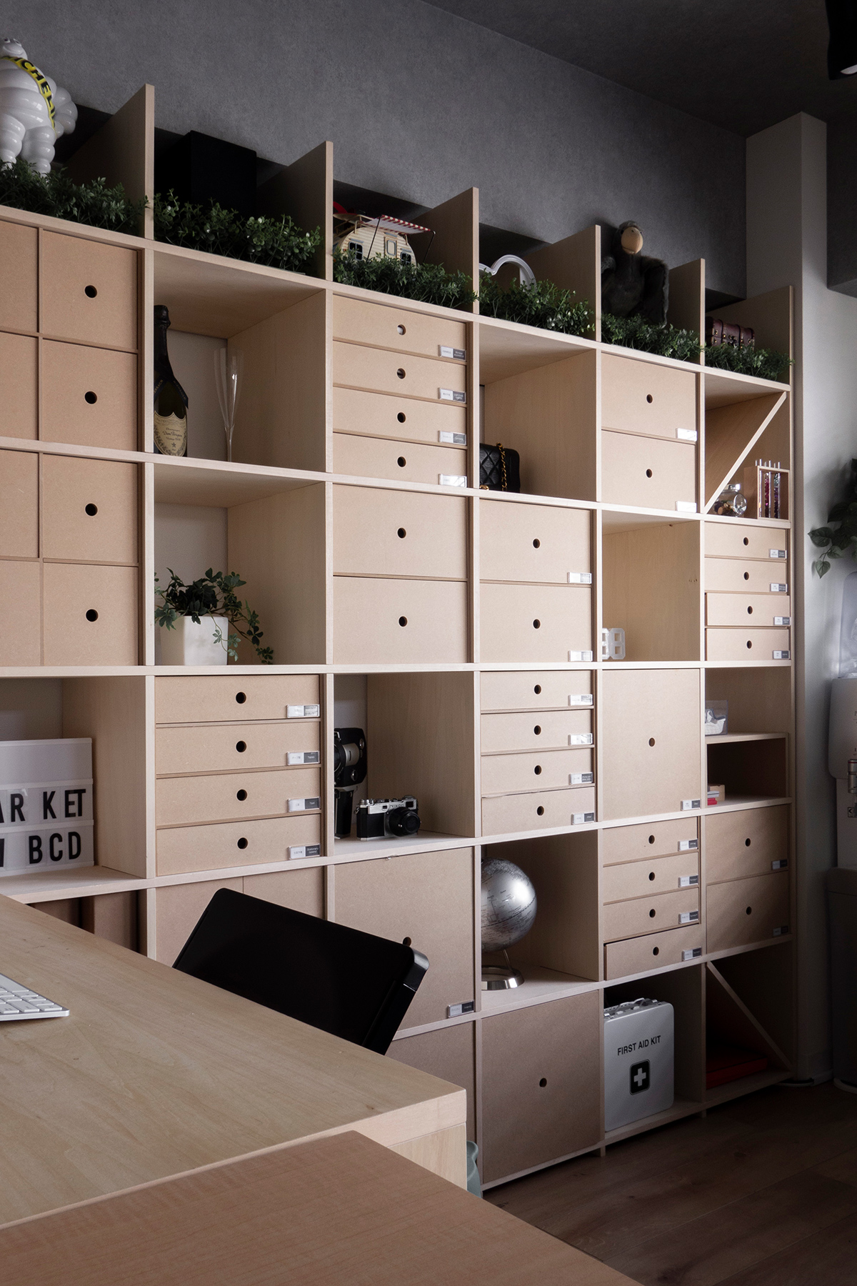 小規模オフィスの作り方　本棚とワークデスク