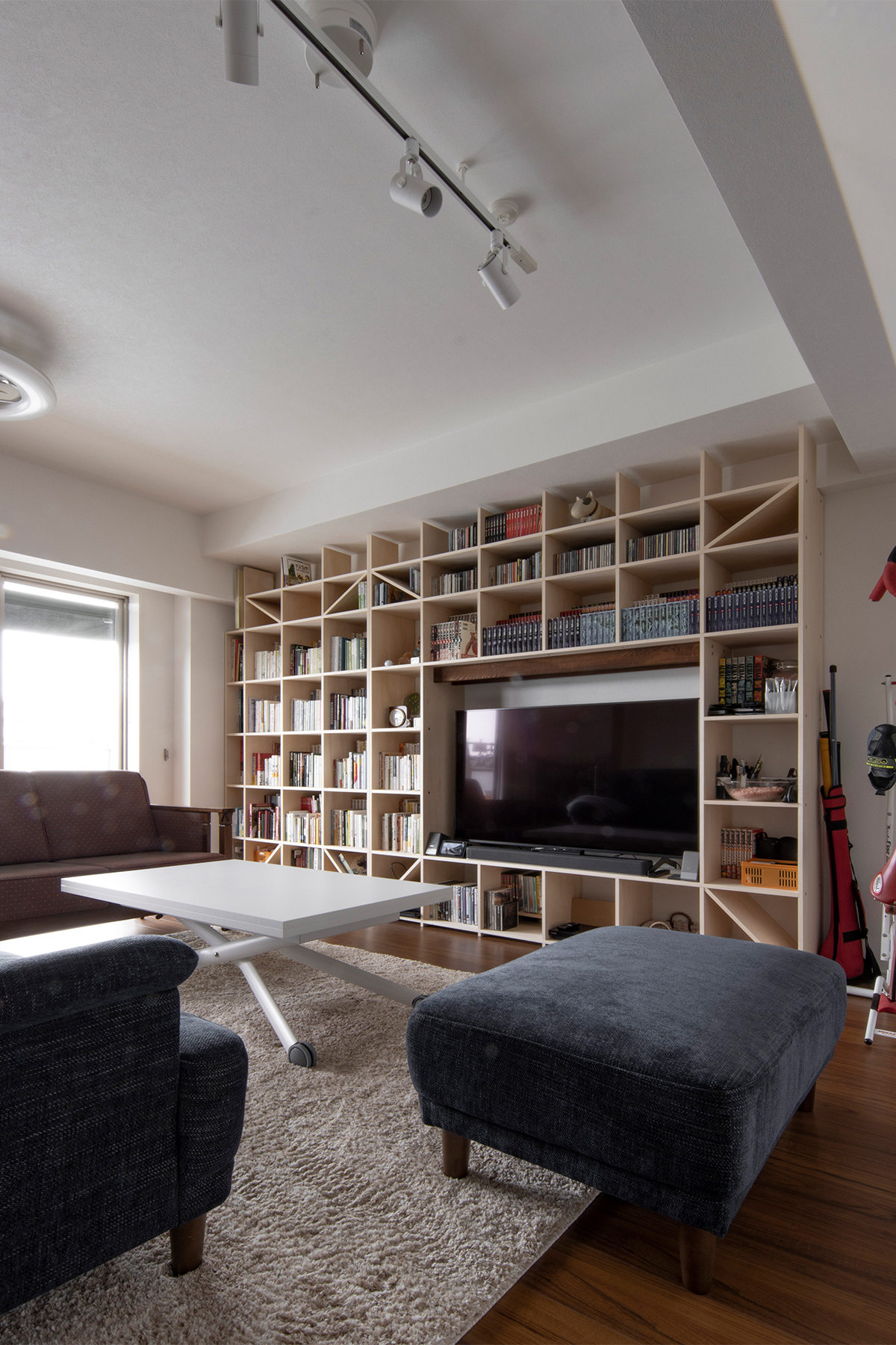 賃貸での壁面収納事例⑦ 壁一面の壁面収納をテレビボードとして利用