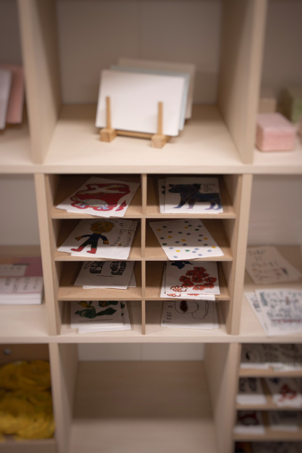 紙すき工房で | 壁一面の本棚 奥行350mm / Shelf (No.108) | マルゲリータ使用例 シンプル おしゃれ 部屋 インテリア レイアウト