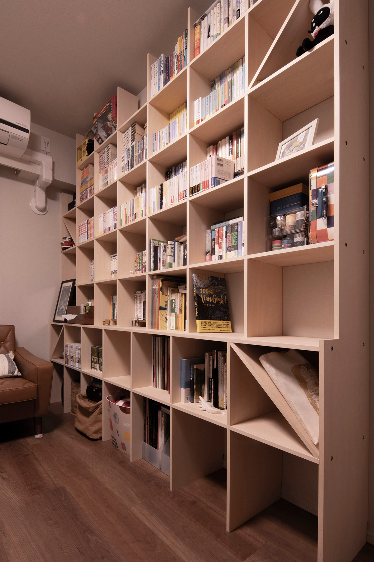 二つの奥行の本棚を組み合わせる | 壁一面の本棚 奥行250mm / Shelf (No.77) | マルゲリータ使用例 シンプル おしゃれ 部屋 インテリア レイアウト