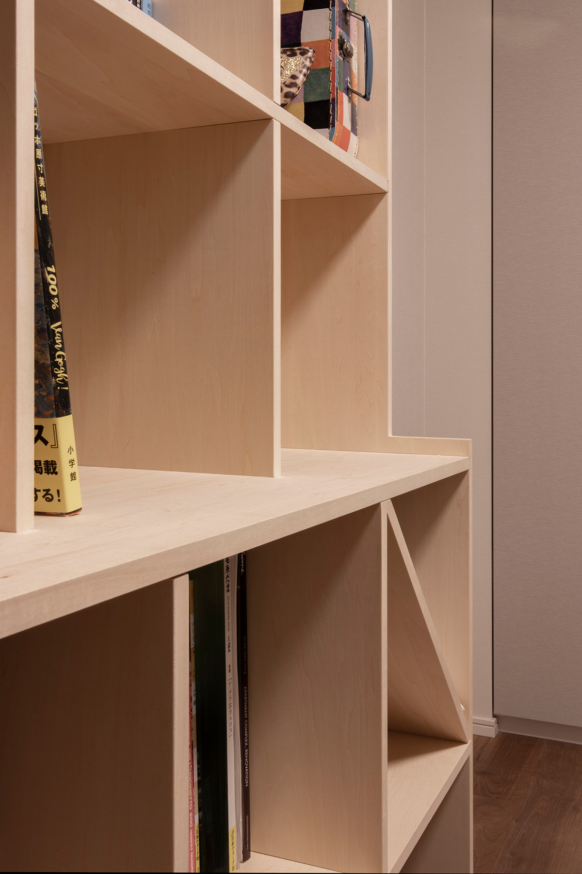 二つの奥行の本棚を組み合わせる | 壁一面の本棚 奥行250mm / Shelf (No.77) | マルゲリータ使用例 シンプル おしゃれ 部屋 インテリア レイアウト