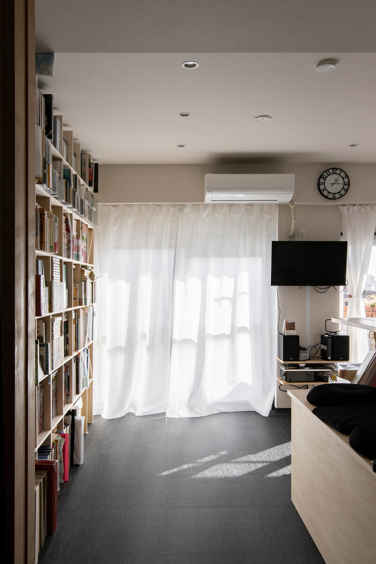 本棚に合わせて生活空間をリフォーム
天井まで壁一面の本棚