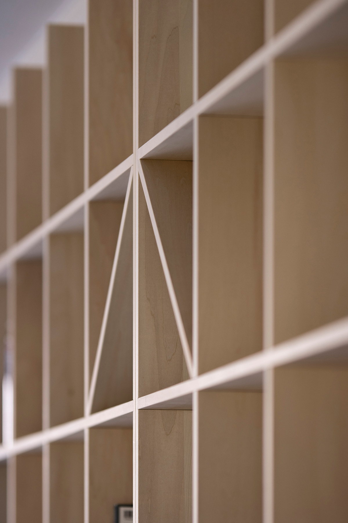 ロフトはしご専門のショールームに | 壁一面の本棚 奥行350mm / Shelf (No.112) | マルゲリータ使用例 シンプル おしゃれ 部屋 インテリア レイアウト