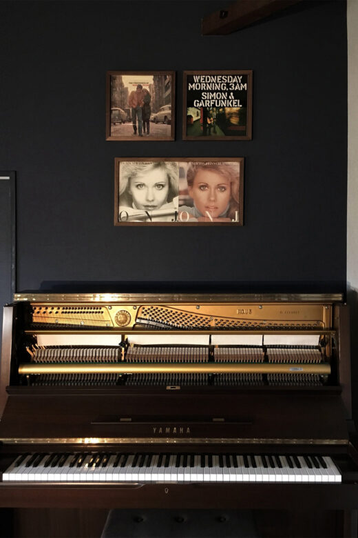 ピアノ、アンティークオーディオに寄り添うように | レコードジャケットフレーム / FRAME (No.03)  | マルゲリータ使用例 シンプル おしゃれ 部屋 インテリア レイアウト