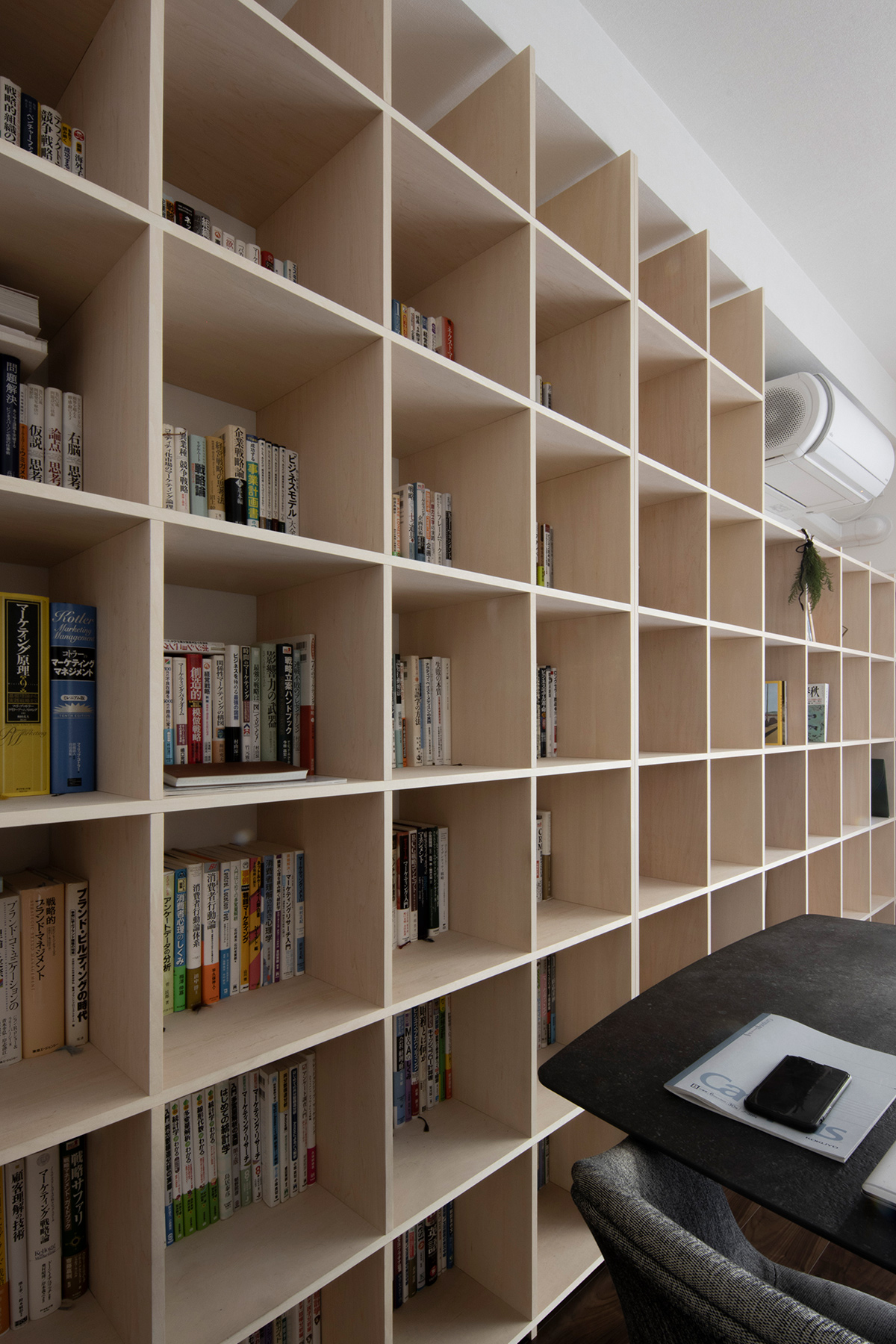 カウンター下に高さを合わせたCD棚とそれに直行する壁一面の本棚 | 壁一面の本棚 奥行350mm / Shelf (No.121) | マルゲリータ使用例 シンプル おしゃれ 部屋 インテリア レイアウト