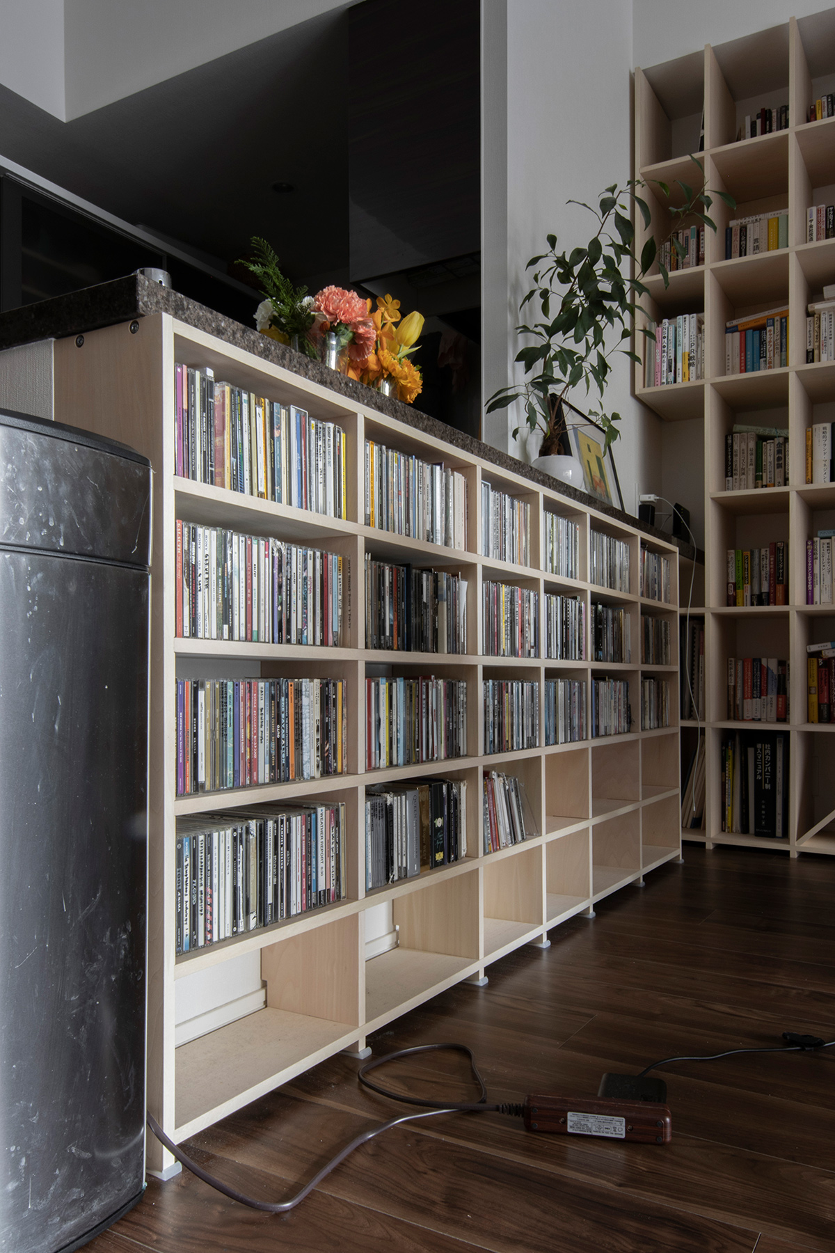 カウンター下に高さを合わせたCD棚とそれに直行する壁一面の本棚 | 壁一面の本棚 奥行350mm / Shelf (No.121) | マルゲリータ使用例 シンプル おしゃれ 部屋 インテリア レイアウト
