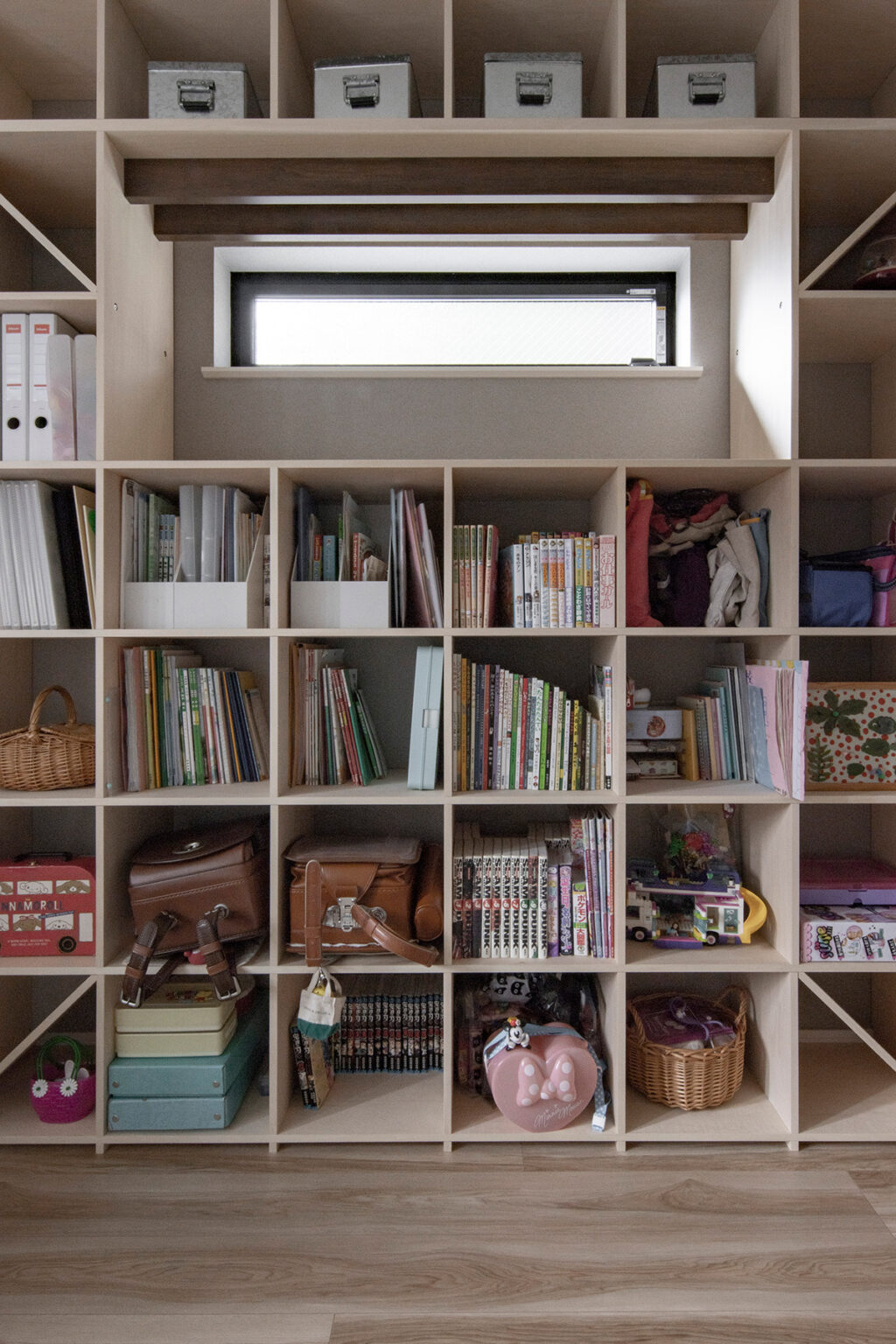 子供部屋の「狭い」を解消するアイデア実例④ 2人の子供の共有本棚に | Shelf 壁一面の本棚 奥行350mm