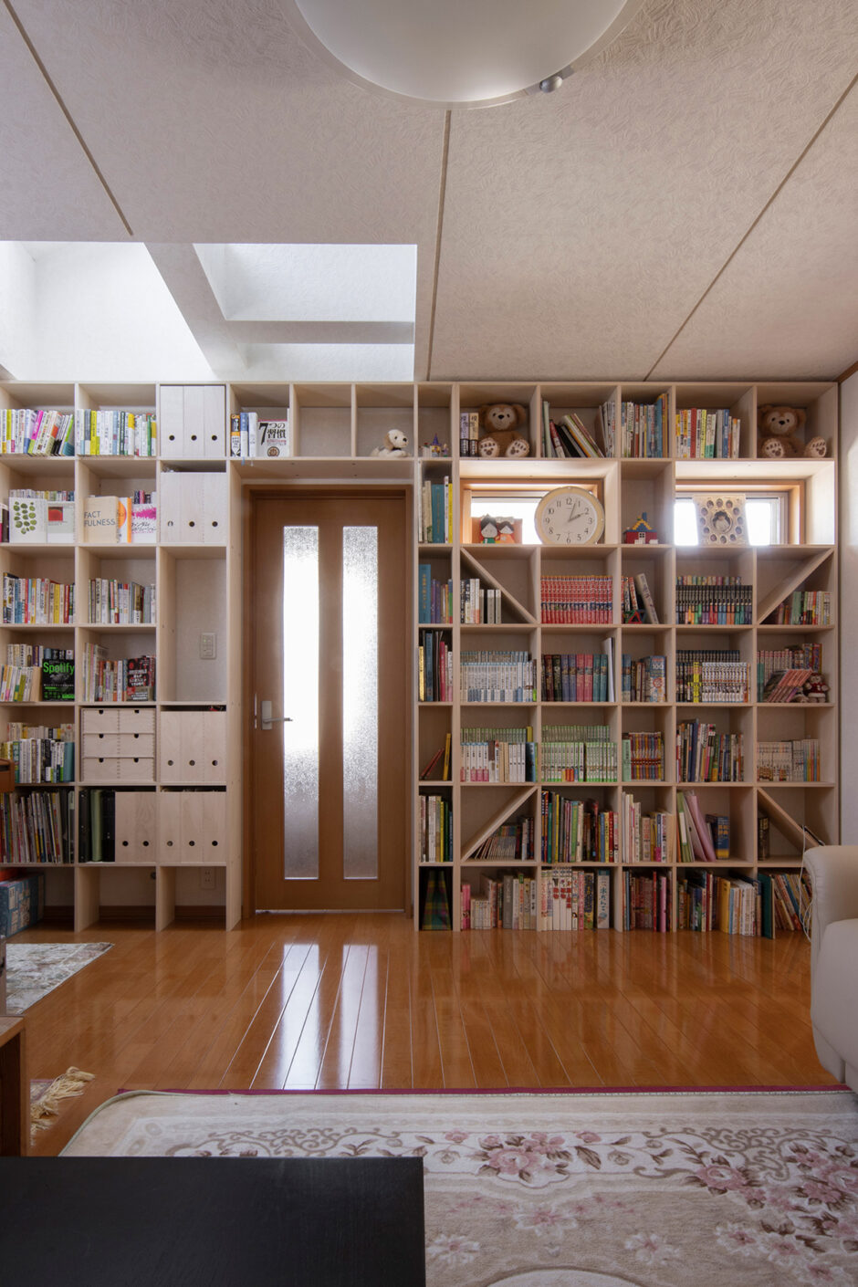 リビングのドアを切り抜く | 壁一面の本棚 奥行250mm / Shelf (No.84) | マルゲリータ使用例