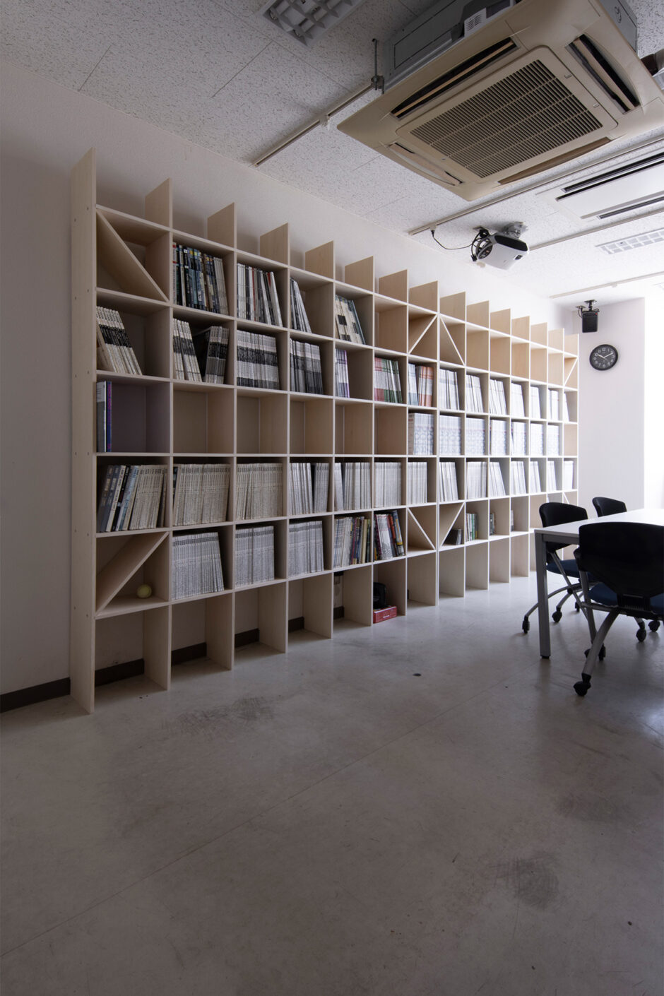国立鹿児島工業高等専門学校のゼミ室に | 壁一面の本棚 奥行250mm / Shelf (No.85) | マルゲリータ使用例