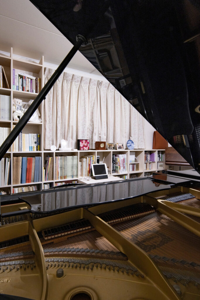 ピアノ2台が並ぶ音楽室の壁面に | 壁一面の本棚 奥行350mm ロータイプ / Shelf (No.14)  | マルゲリータ使用例 シンプル おしゃれ 部屋 インテリア レイアウト