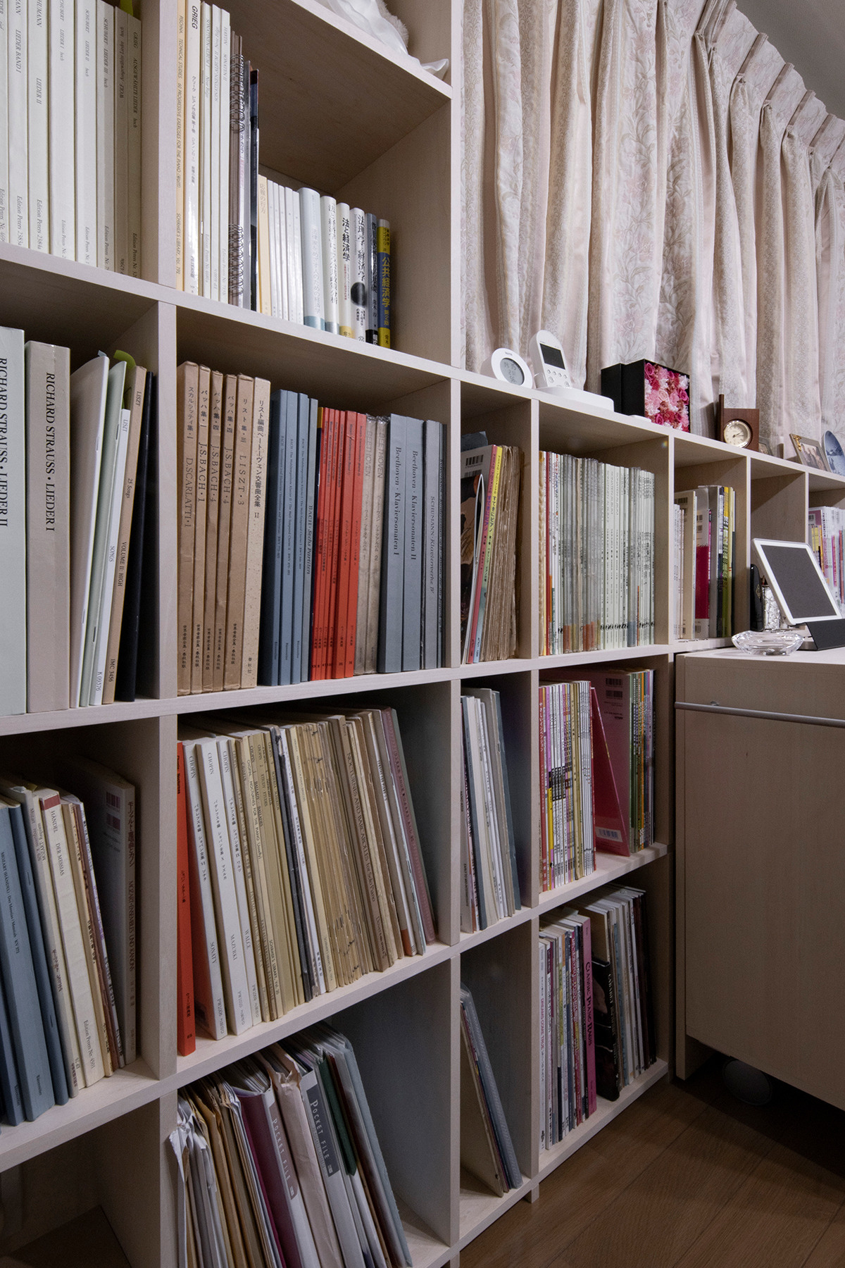 ピアノ2台が並ぶ音楽室の壁面に | 壁一面の本棚 奥行350mm ロータイプ / Shelf (No.14) | マルゲリータ使用例 シンプル おしゃれ 部屋 インテリア レイアウト