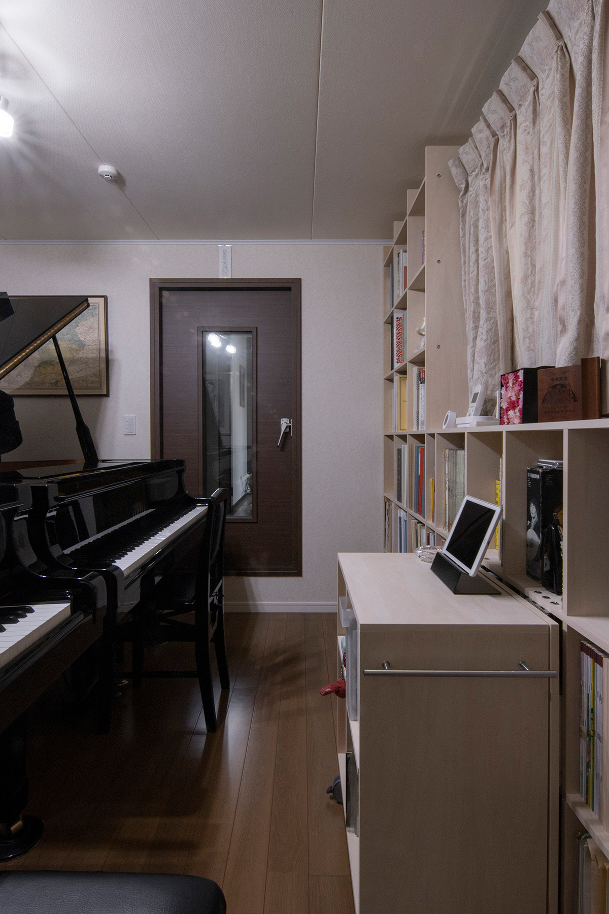 ピアノ2台が並ぶ音楽室の壁面に | 壁一面の本棚 奥行350mm ロータイプ / Shelf (No.14) | マルゲリータ使用例 シンプル おしゃれ 部屋 インテリア レイアウト