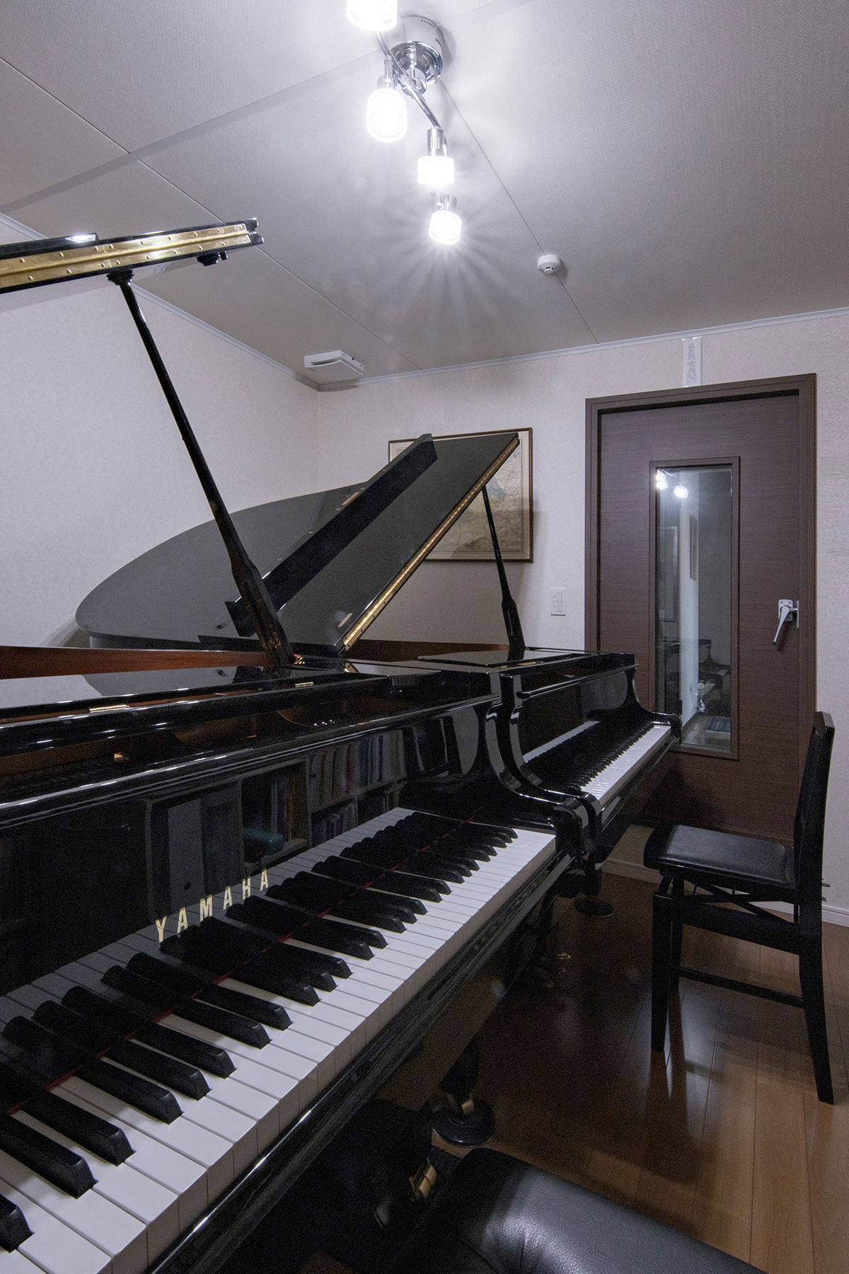 ピアノ2台が並ぶ音楽室の壁面に | 壁一面の本棚 奥行350mm ロータイプ / Shelf (No.14) | マルゲリータ使用例 シンプル おしゃれ 部屋 インテリア レイアウト