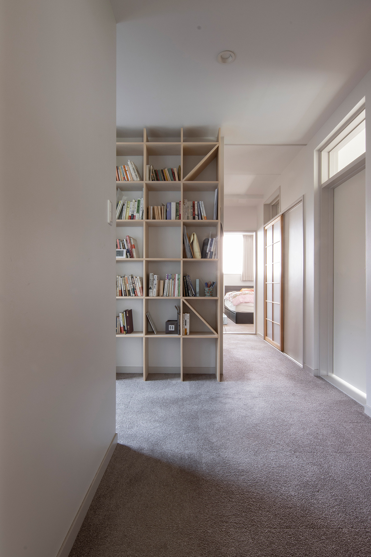 2階の広い廊下に 壁一面の本棚 奥行250mm Shelf マルゲリータ使用事例