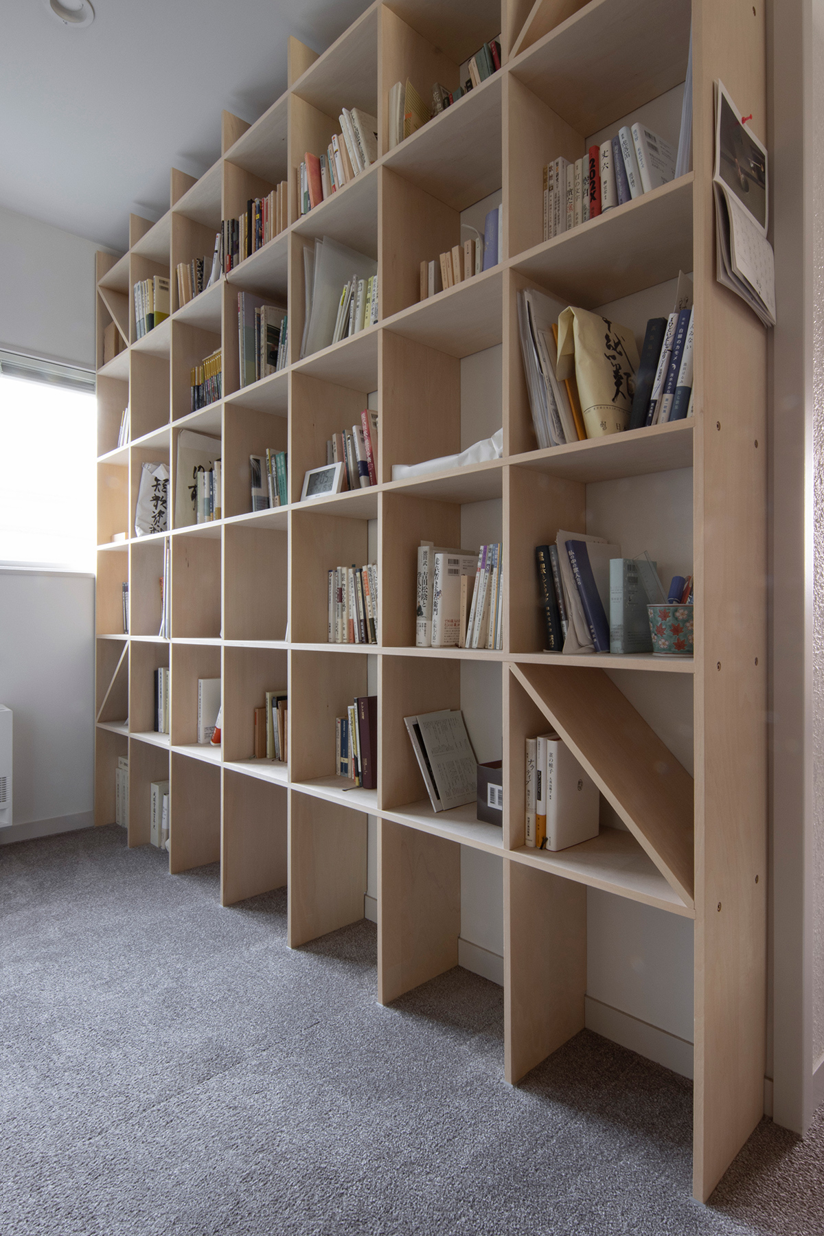 2階の広い廊下に 壁一面の本棚 奥行250mm Shelf マルゲリータ使用事例