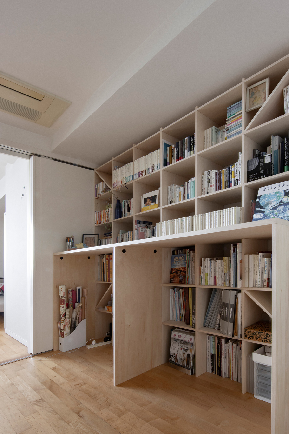 カウンター付本棚を1段高い位置に | カウンター付き本棚 / Shelf (No.40) | マルゲリータ使用例 シンプル おしゃれ 部屋 インテリア レイアウト