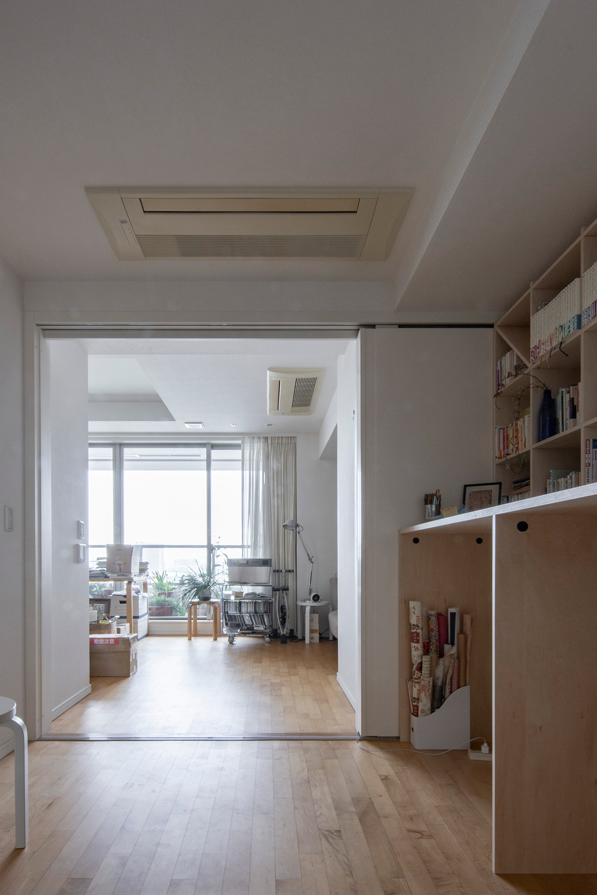 カウンター付本棚を1段高い位置に | カウンター付き本棚 / Shelf (No.40) | マルゲリータ使用例 シンプル おしゃれ 部屋 インテリア レイアウト