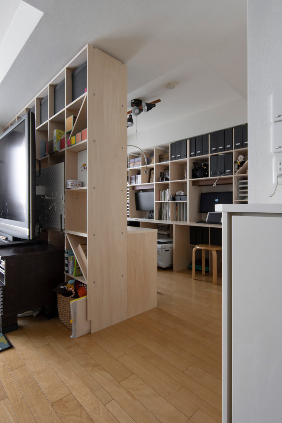 リビングの一角を間仕切り仕事場と勉強部屋に | カウンター付き本棚 / Shelf (No.41) | マルゲリータ使用例