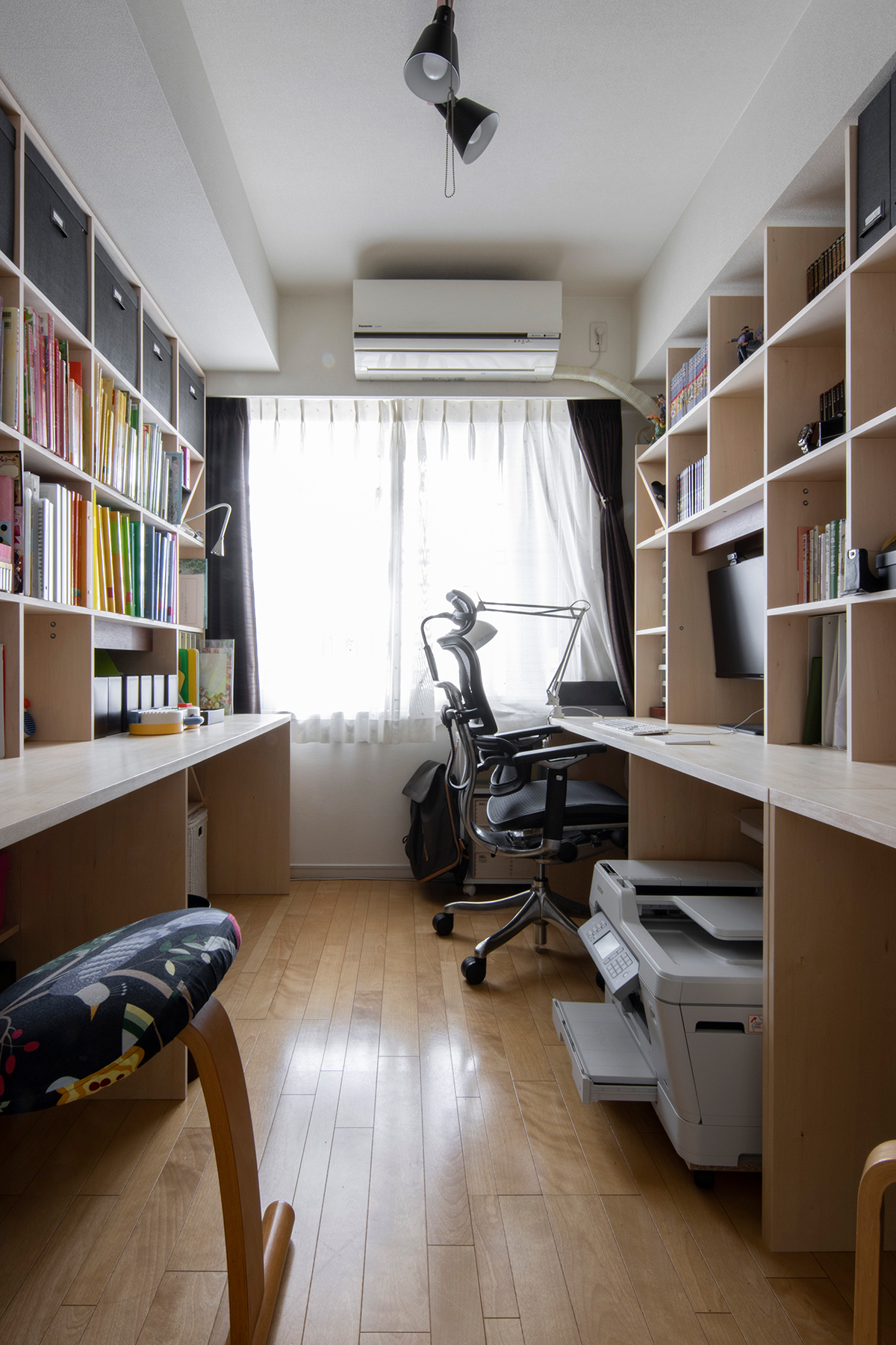 マルゲリータ Shelf（シェルフ）カウンター付き本棚を2つ設置し、リビングを緩やかに仕切りながらコンパクトな書斎