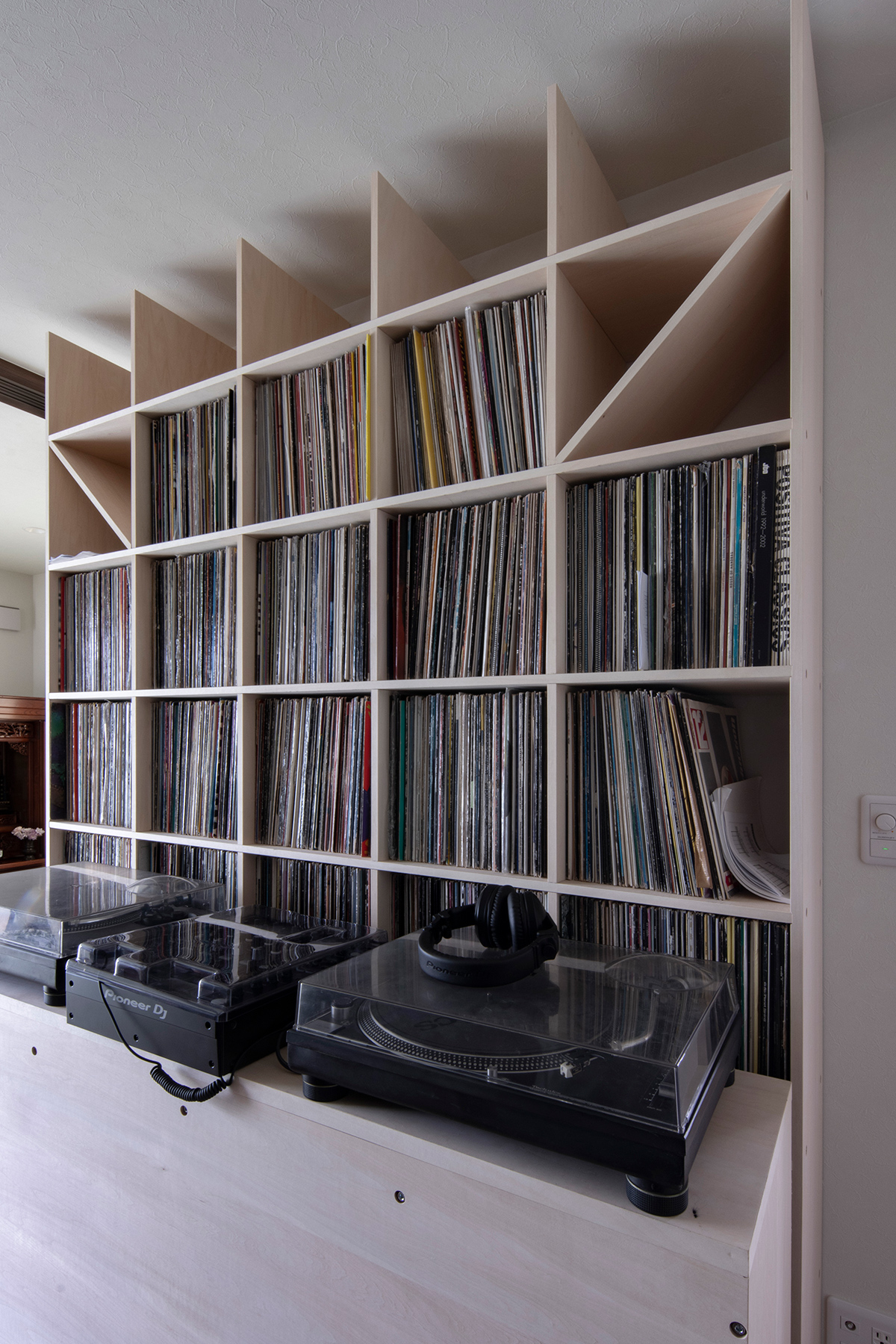 移動式DJブースとアナログレコード棚