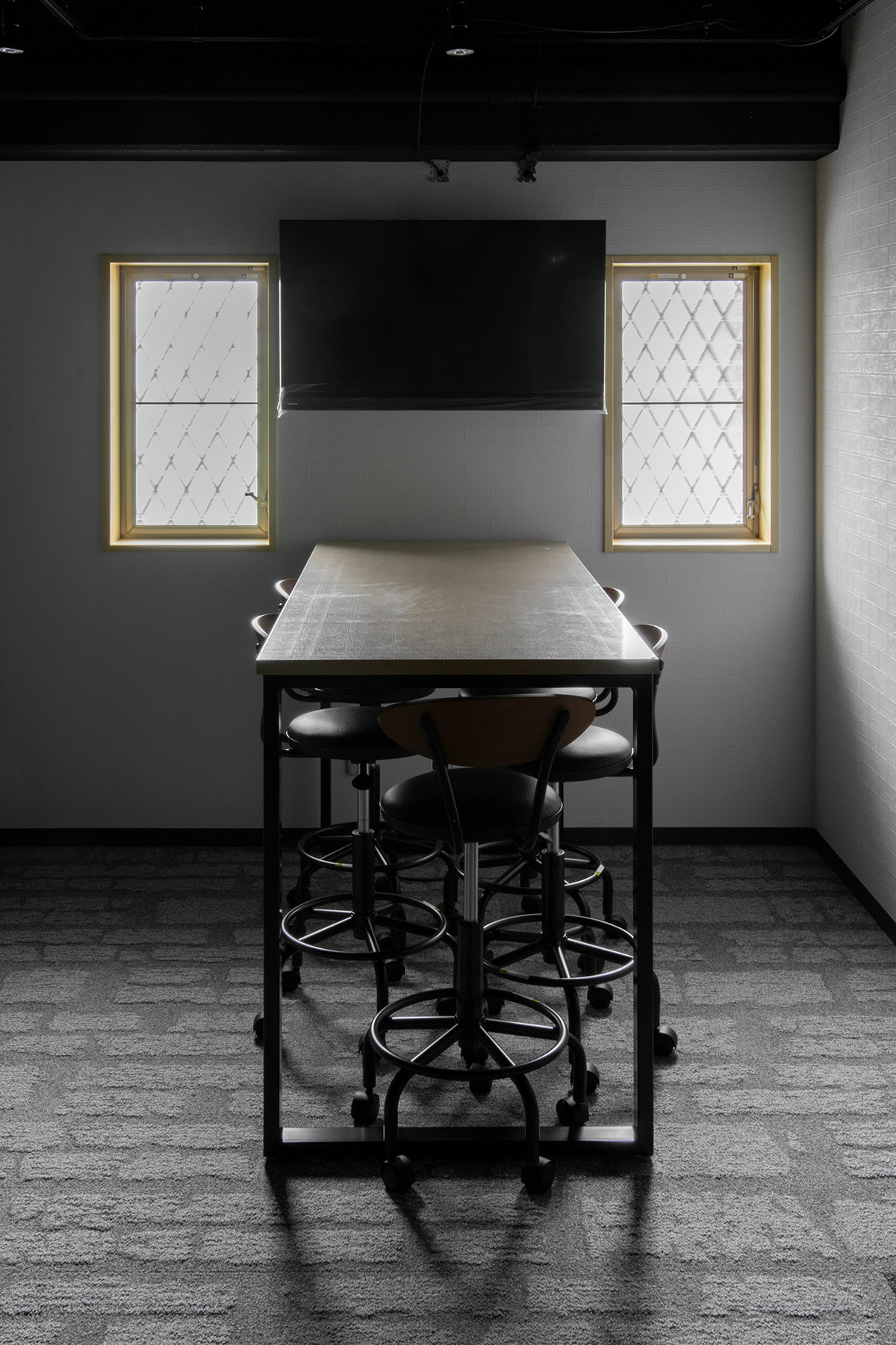 おしゃれな会議室用テーブル・長机の実例： 会議室の新しい形を演出する会議室テーブル