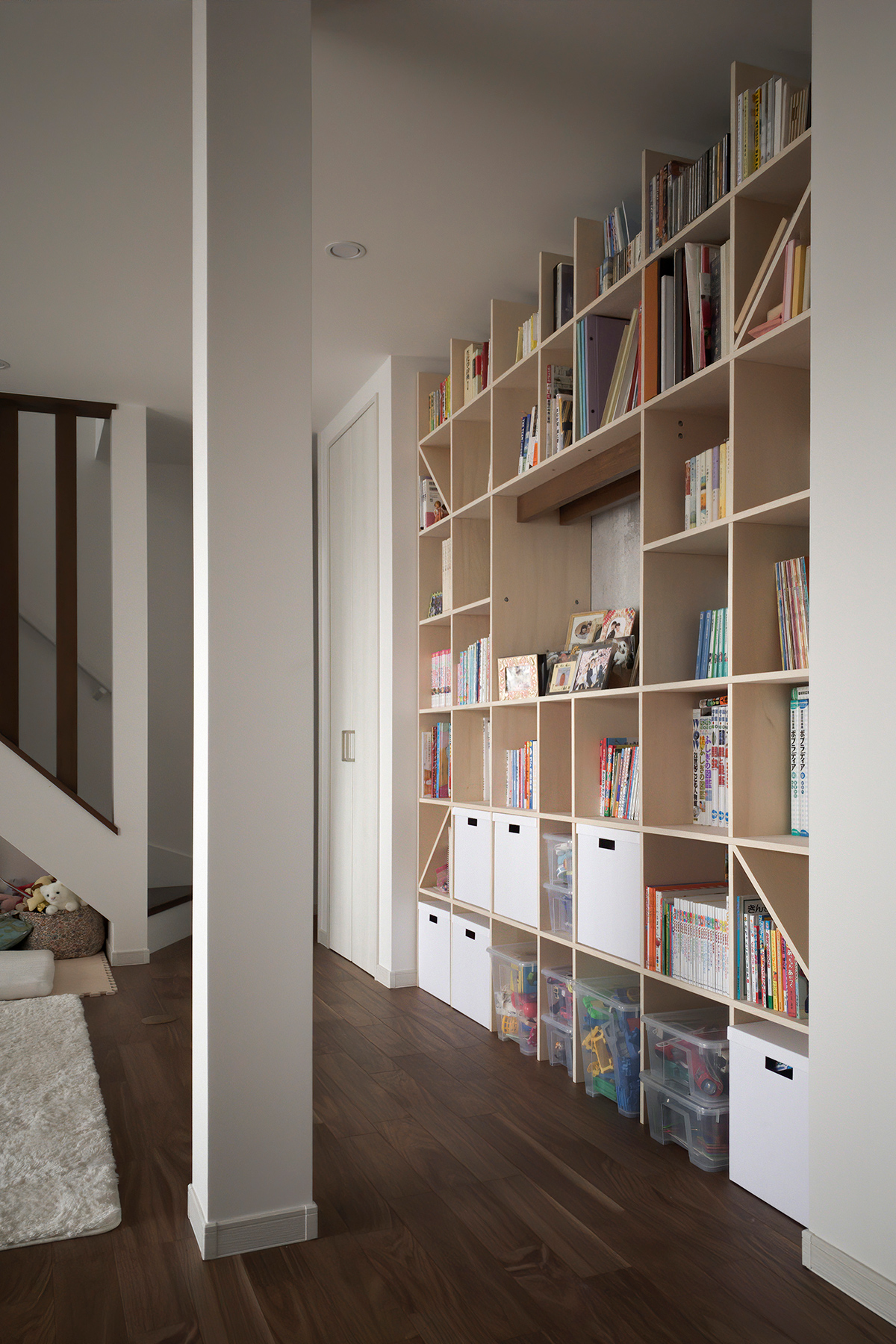 白を基調としたリビングの壁面収納 – 開口部のある本棚 / Shelf 