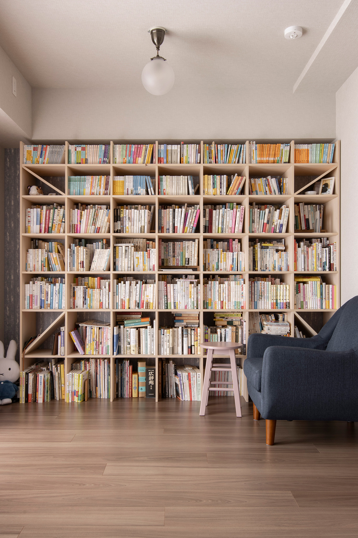可動間仕切りで仕切れる読書空間
壁一面の本棚