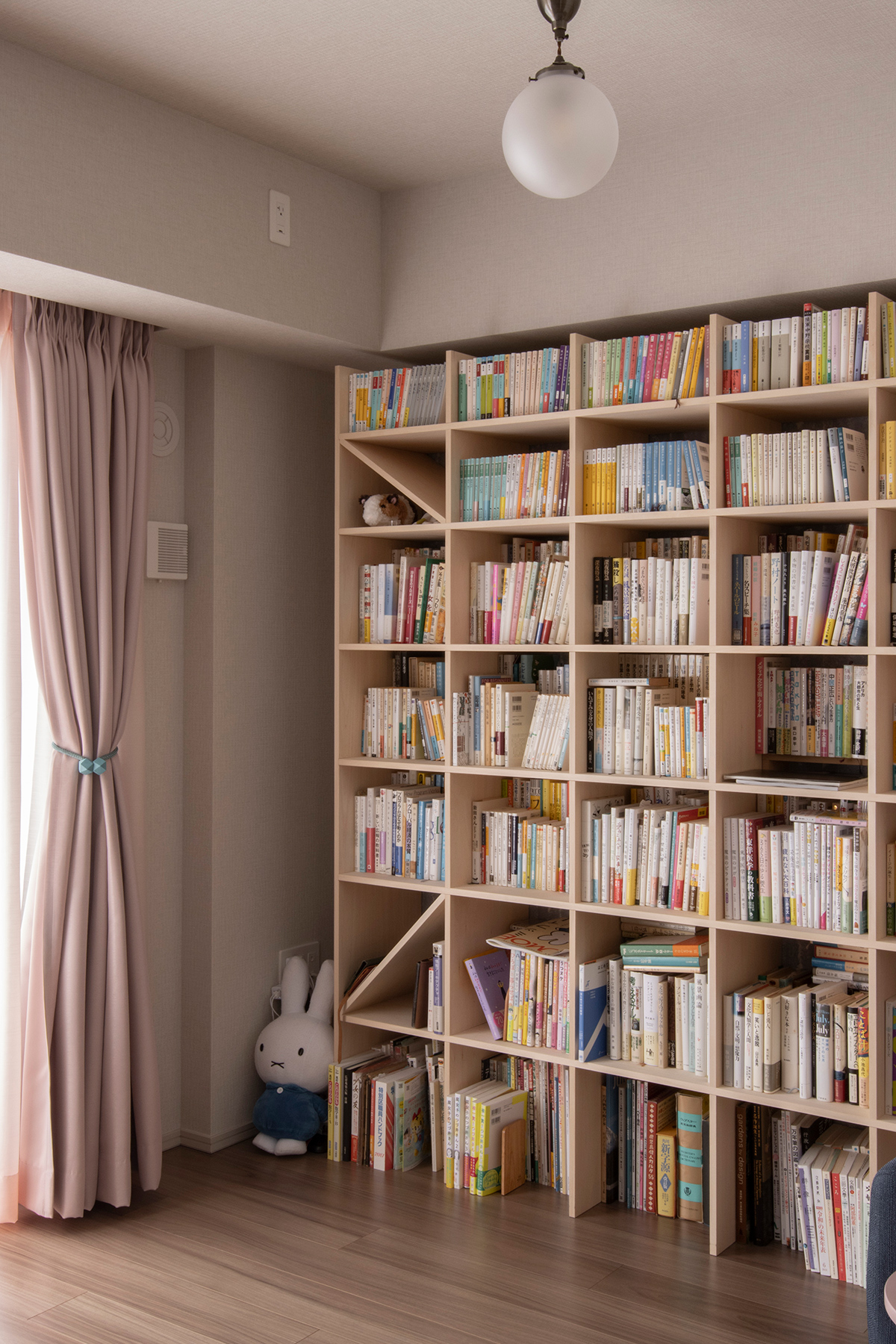 可動間仕切りで仕切れる読書空間
壁一面の本棚