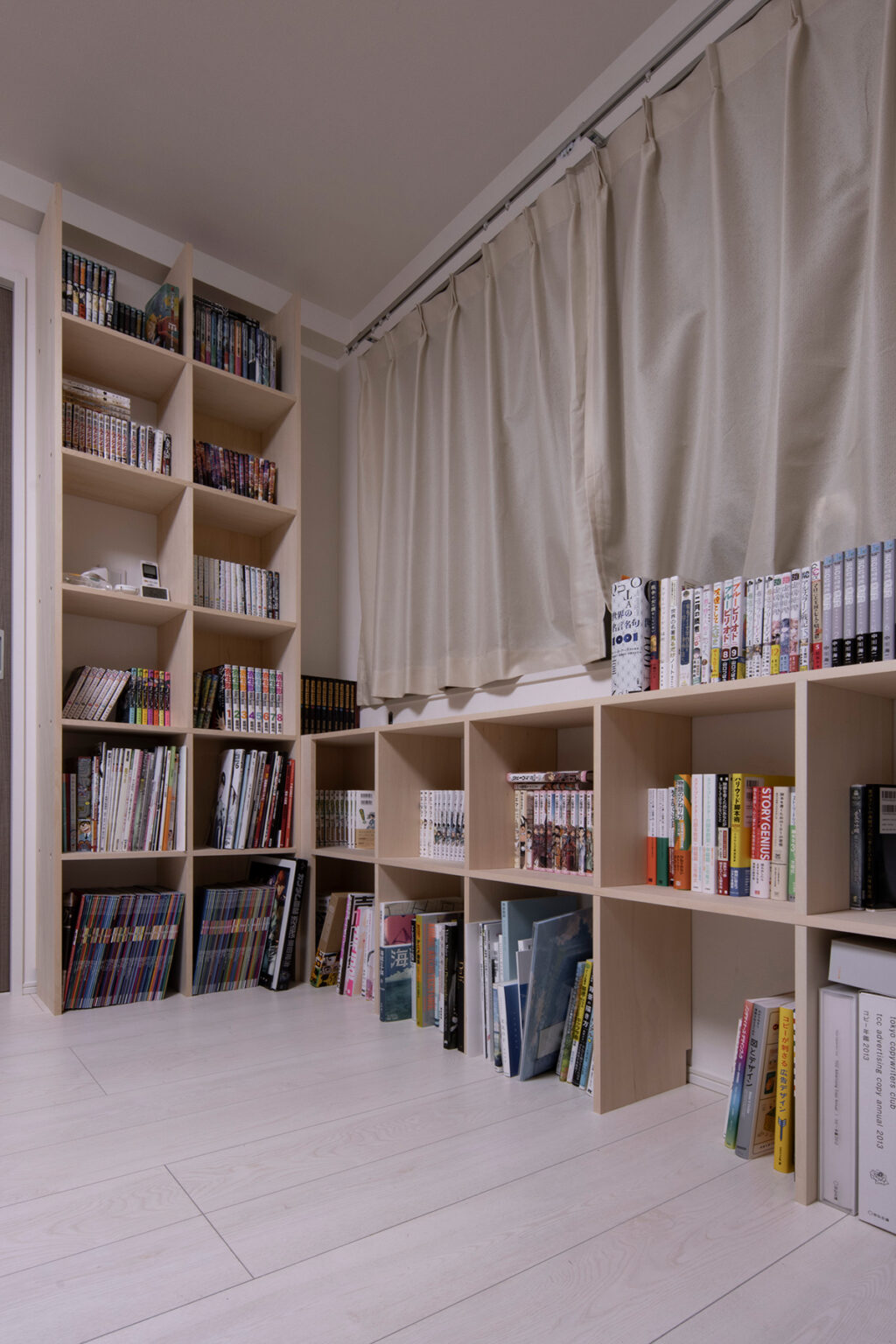 おしゃれな本棚実例：4面の本棚に囲まれた書斎
