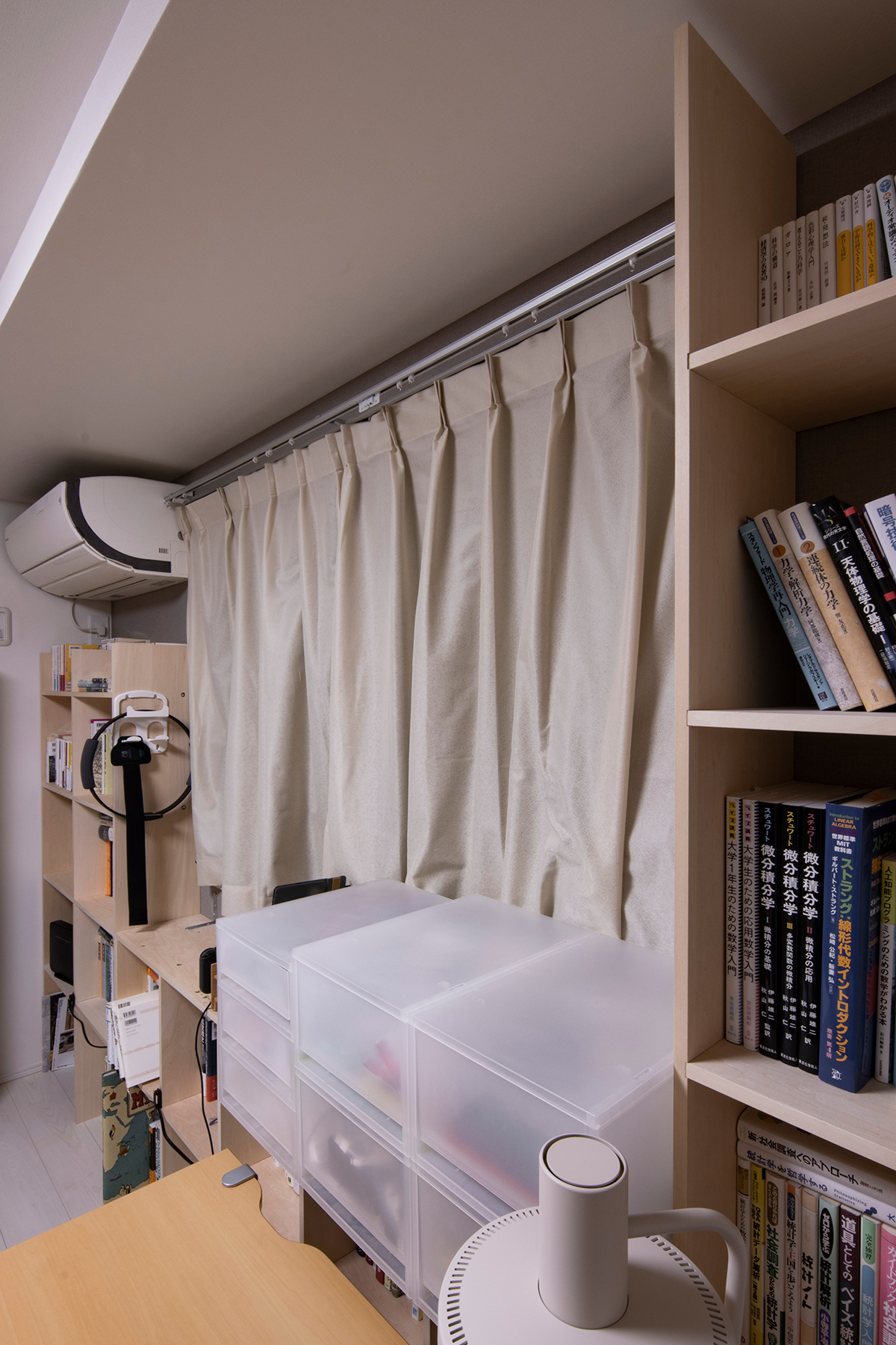 4面本棚の書斎　窓を生かす　エアコンを避ける