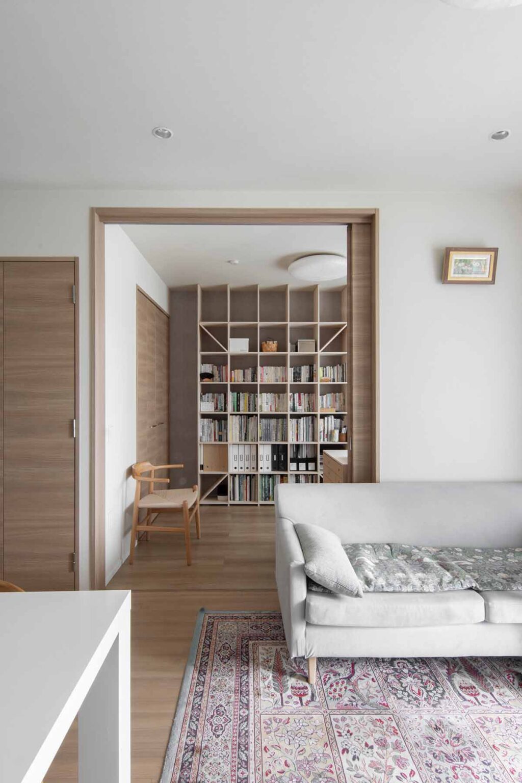 おしゃれな本棚実例⑧ フィラー板による天井までの本棚
