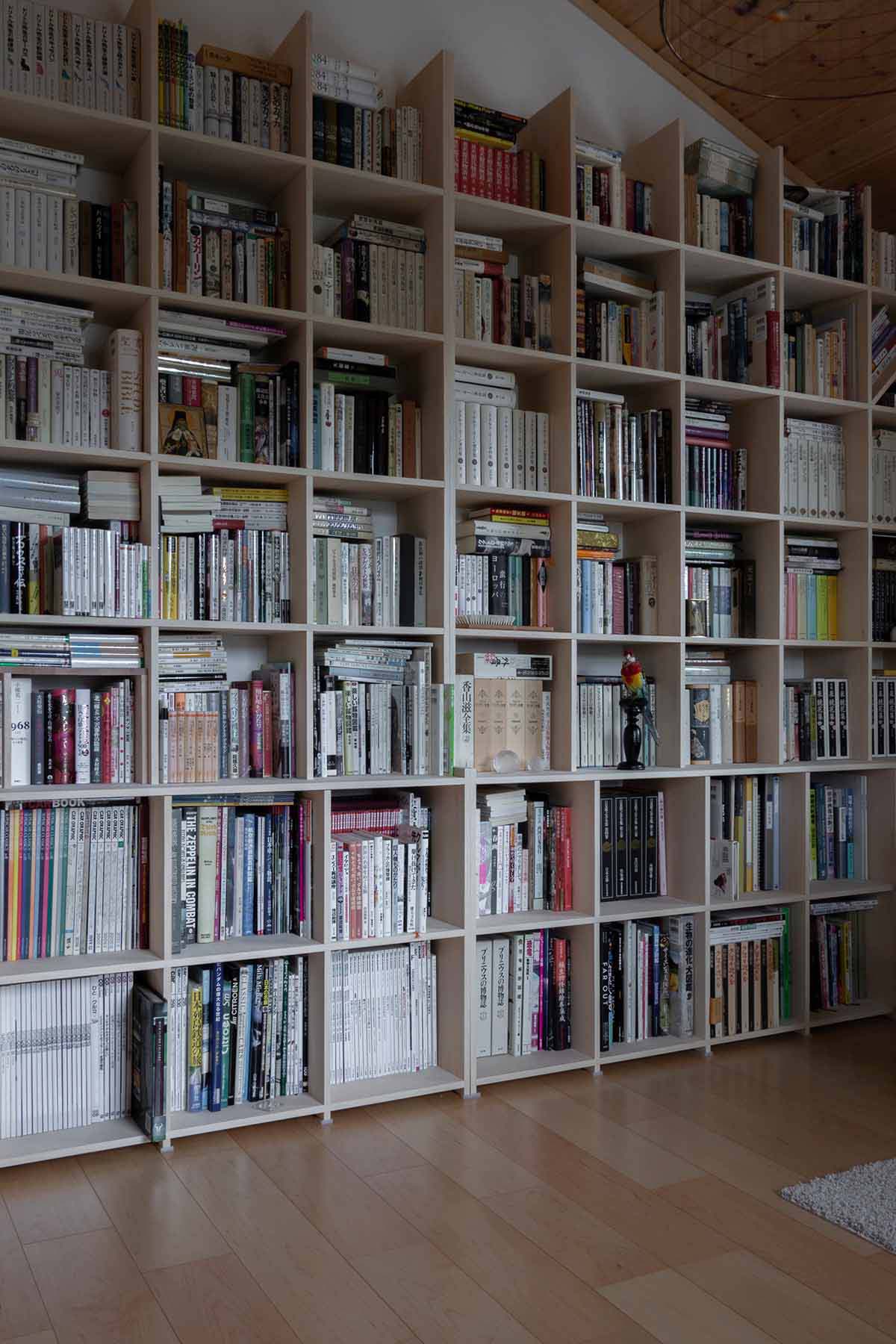 木の香りがする新築の戸建て住宅に | 壁一面の本棚 奥行350mm / Shelf (No.132) | マルゲリータ使用例 シンプル おしゃれ 部屋 インテリア レイアウト