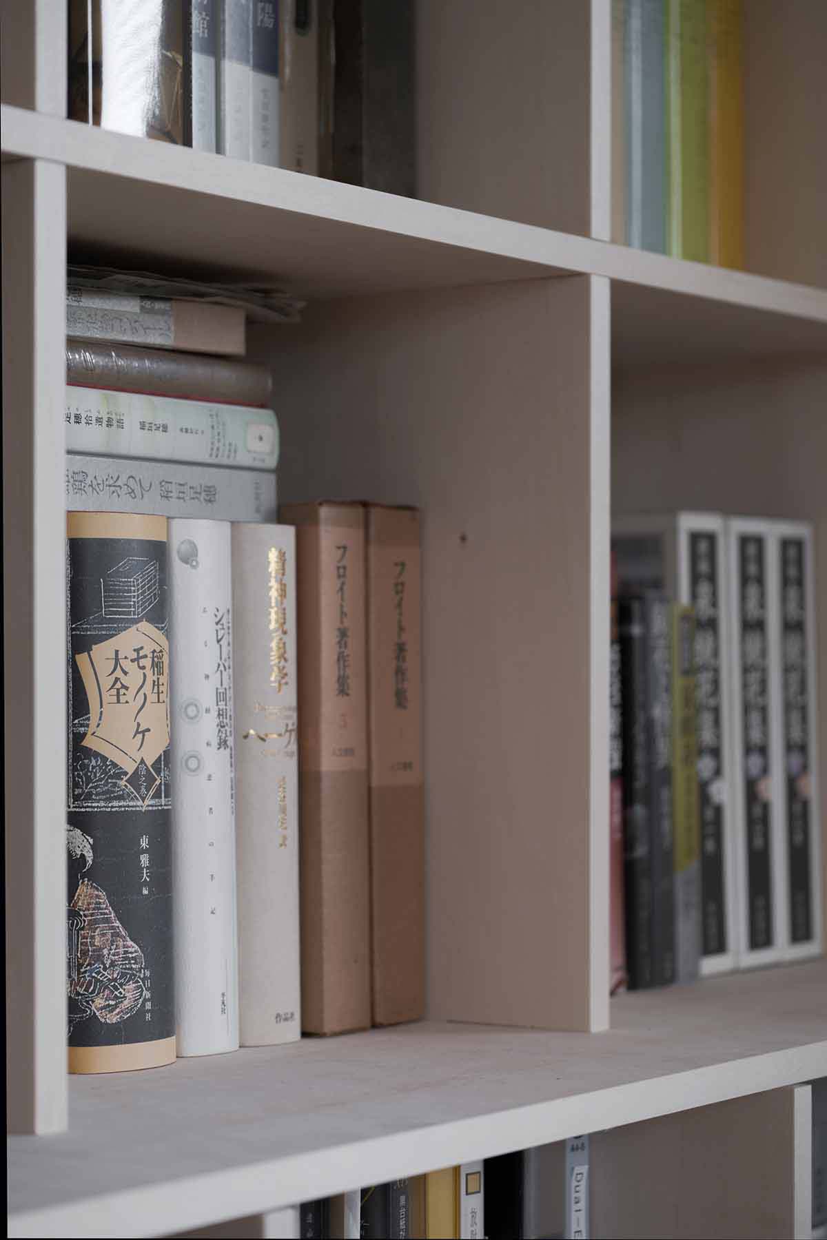 木の香りがする新築の戸建て住宅に | 壁一面の本棚 奥行350mm / Shelf (No.132) | マルゲリータ使用例 シンプル おしゃれ 部屋 インテリア レイアウト