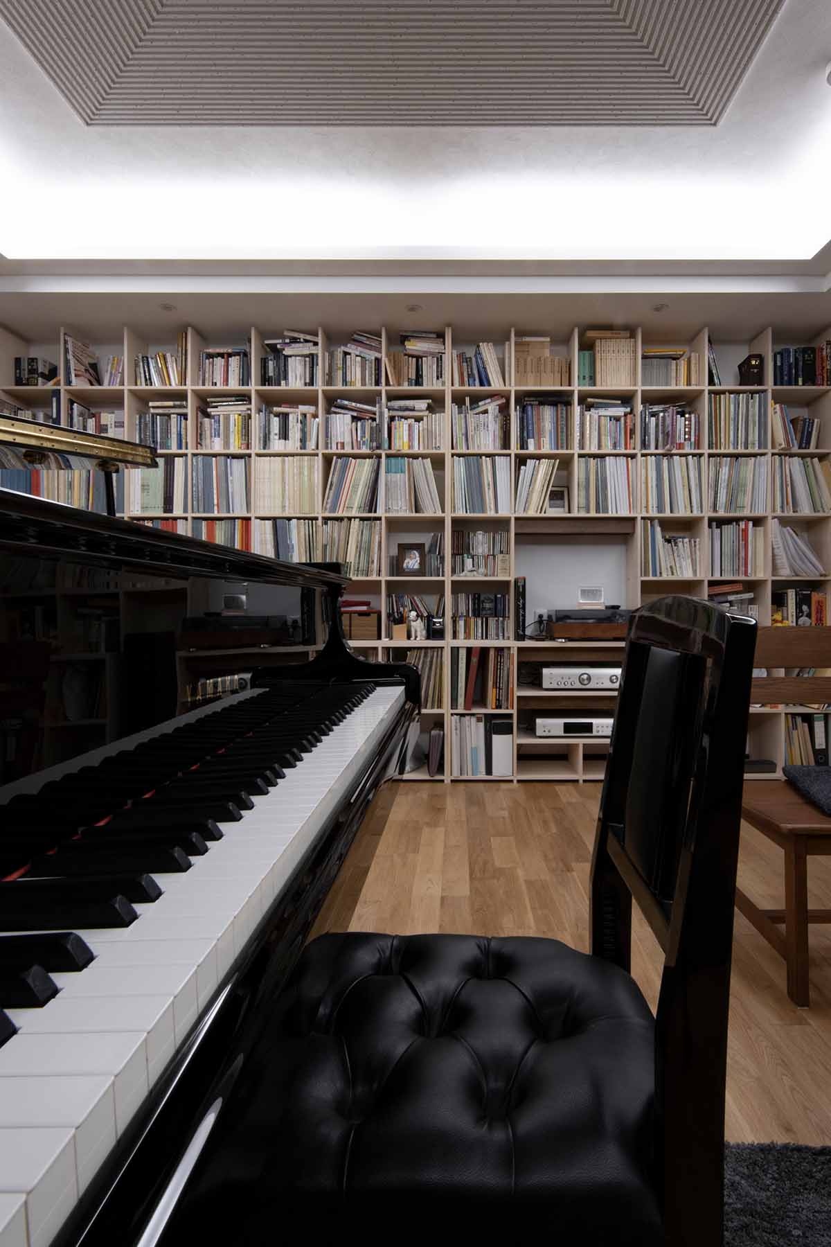 ピアニストの音楽室に | 壁一面の本棚 奥行250mm / Shelf (No.93) | マルゲリータ使用例 シンプル おしゃれ 楽譜棚 インテリア レイアウト